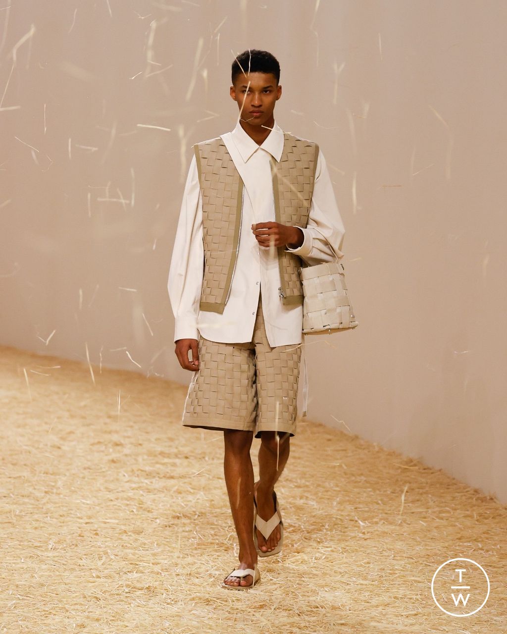 Fashion Week Paris Spring/Summer 2023 look 39 from the Jacquemus collection 女装