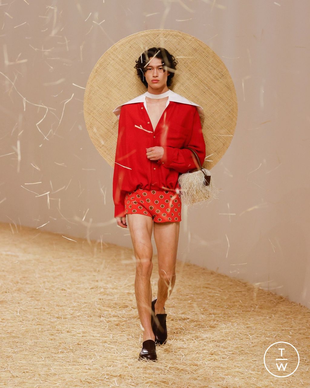 Fashion Week Paris Spring/Summer 2023 look 40 from the Jacquemus collection womenswear