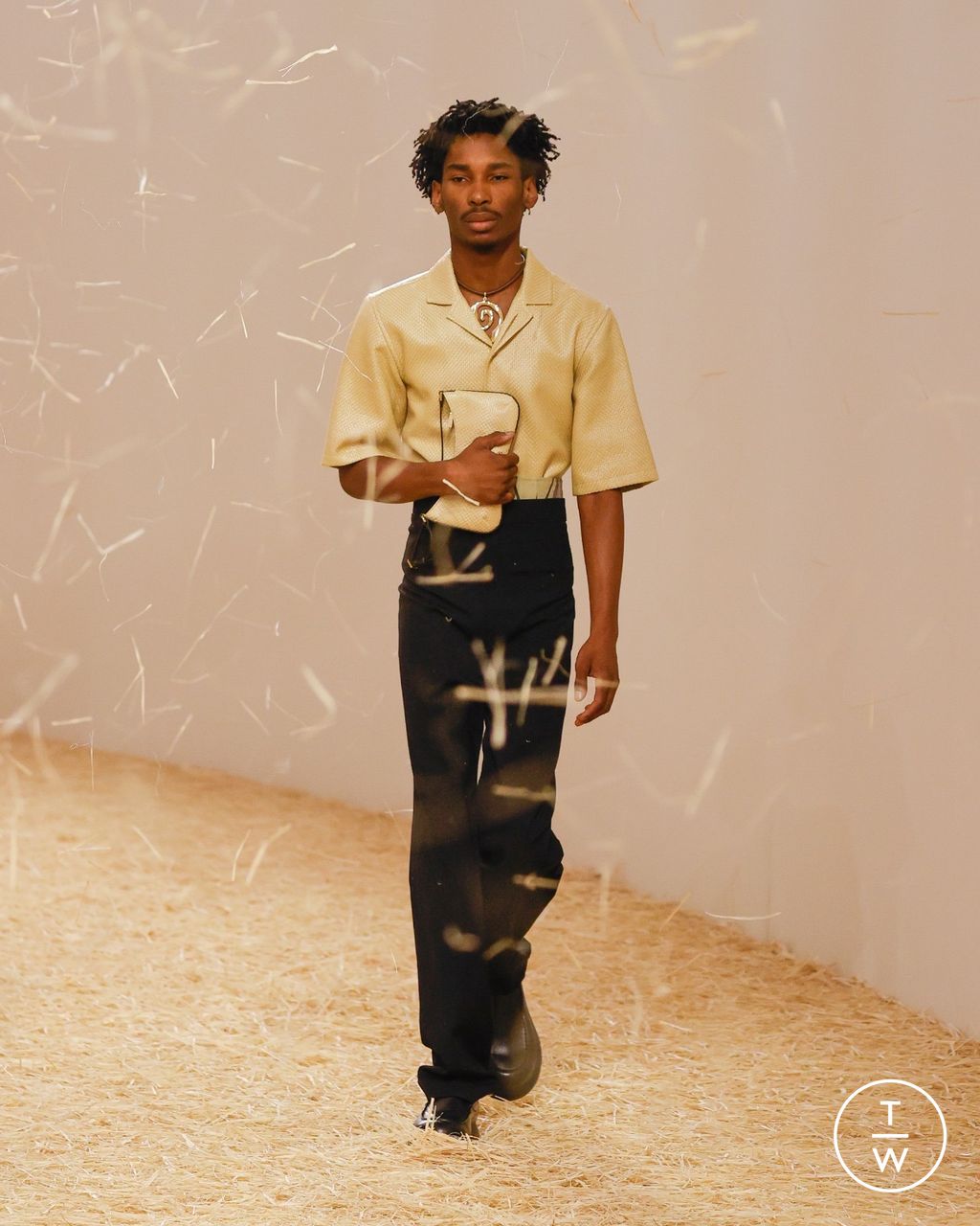 Fashion Week Paris Spring/Summer 2023 look 44 from the Jacquemus collection womenswear