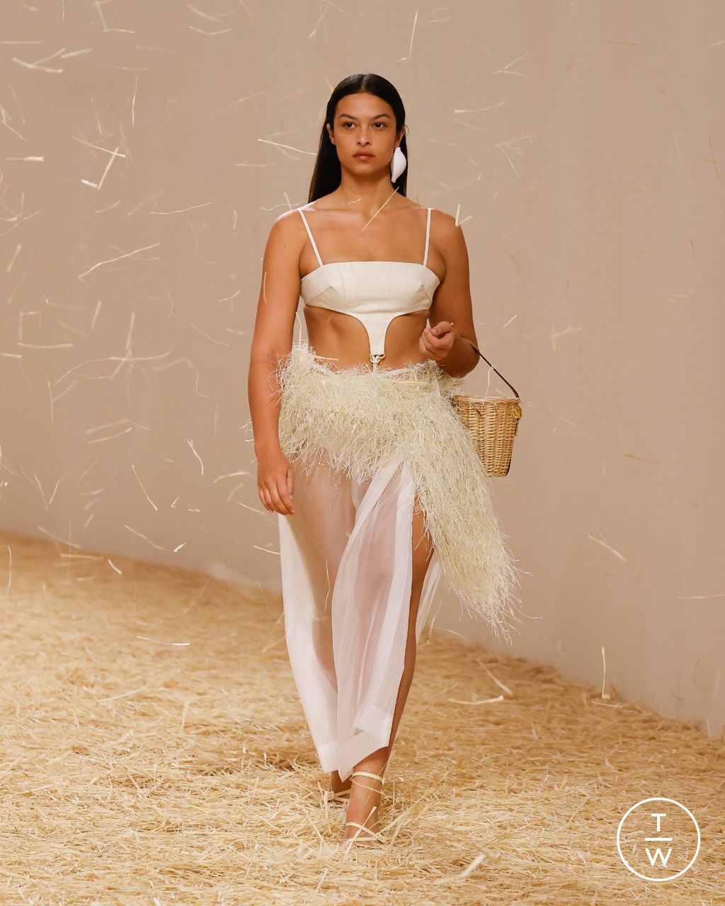 Fashion Week Paris Spring/Summer 2023 look 49 from the Jacquemus collection womenswear