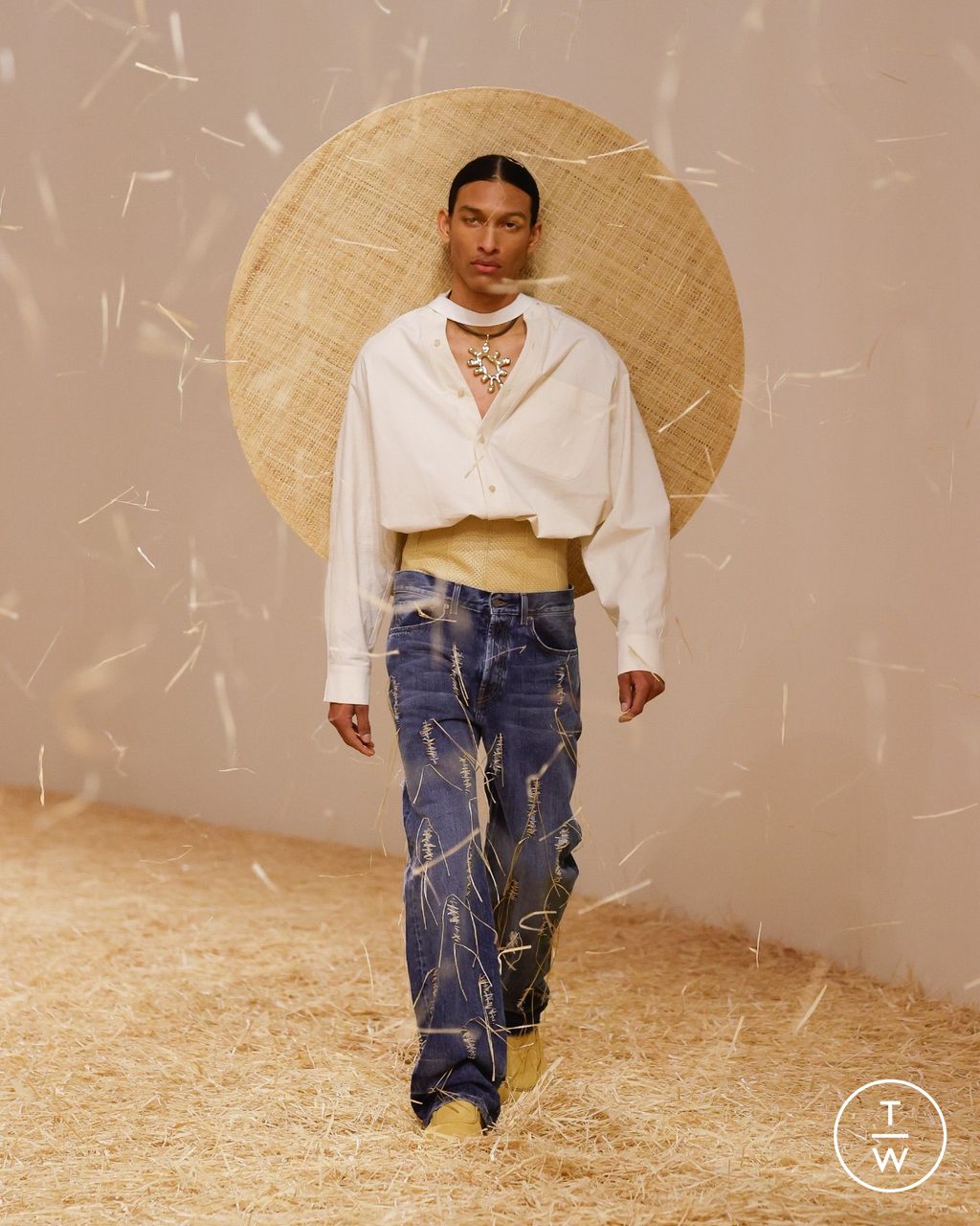 Fashion Week Paris Spring/Summer 2023 look 54 from the Jacquemus collection womenswear