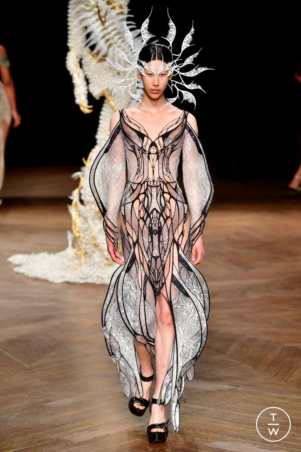 Fashion Week Paris Fall/Winter 2022 look 4 from the Iris Van Herpen collection 高级定制