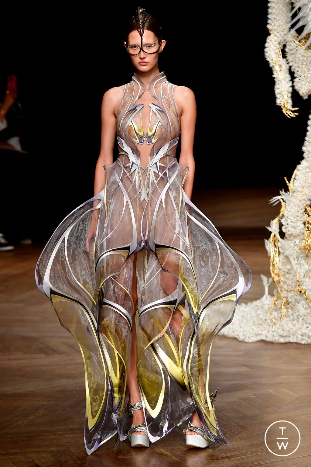 Fashion Week Paris Fall/Winter 2022 look 2 from the Iris Van Herpen collection couture