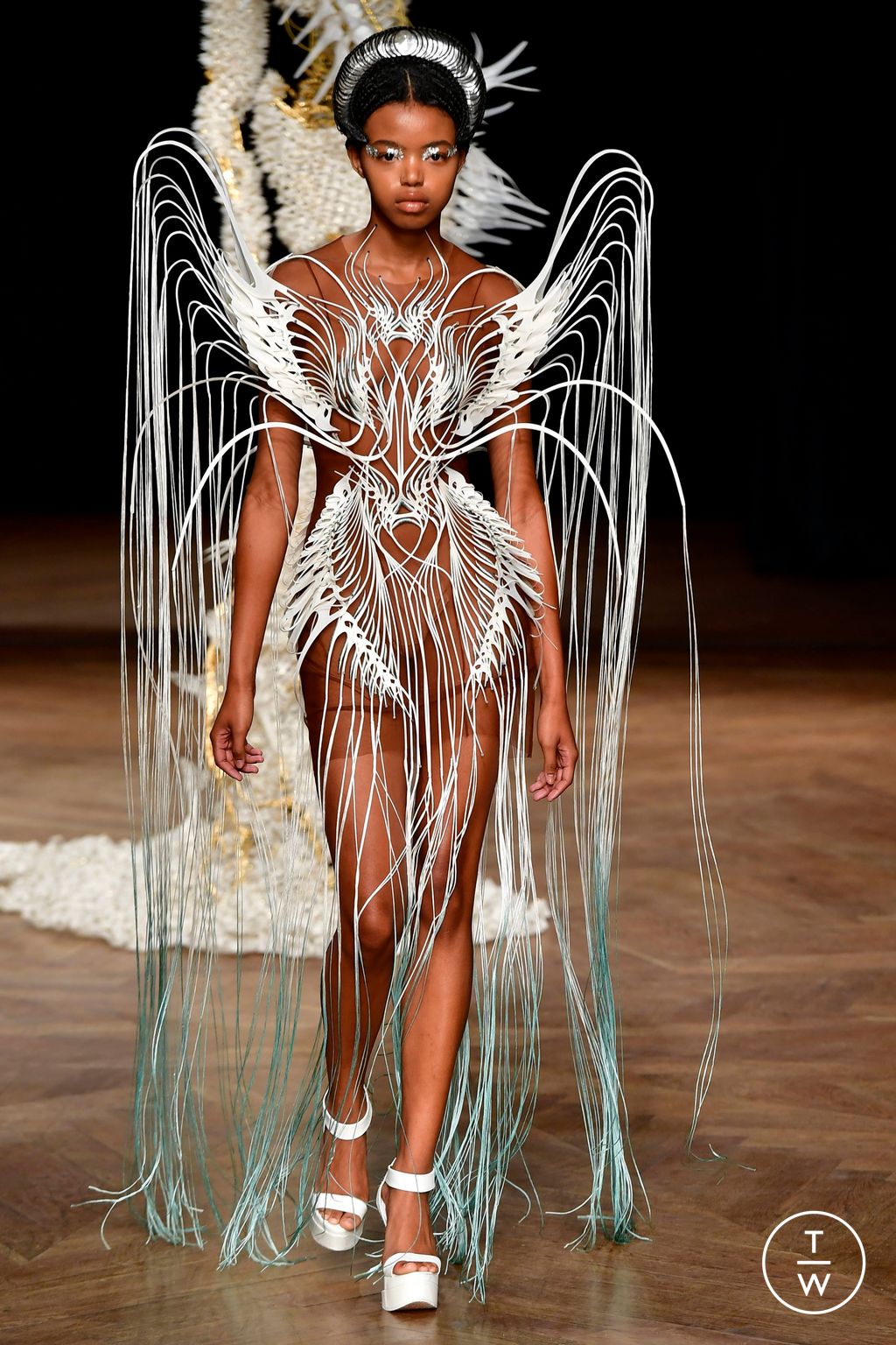 Fashion Week Paris Fall/Winter 2022 look 6 from the Iris Van Herpen collection couture