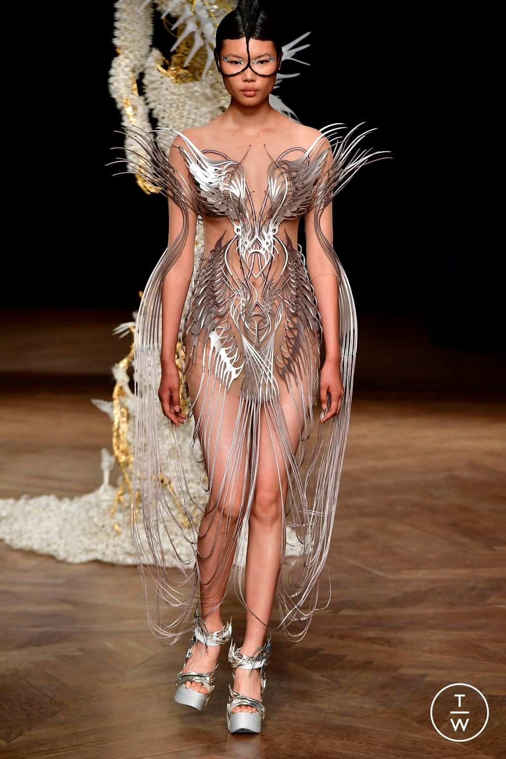Fashion Week Paris Fall/Winter 2022 look 8 from the Iris Van Herpen collection 高级定制