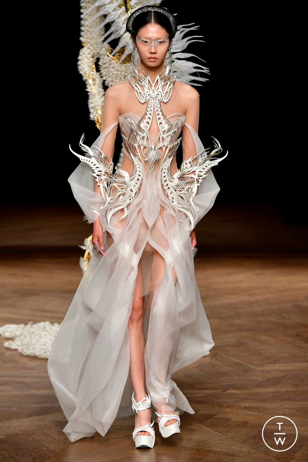 Fashion Week Paris Fall/Winter 2022 look 9 from the Iris Van Herpen collection 高级定制