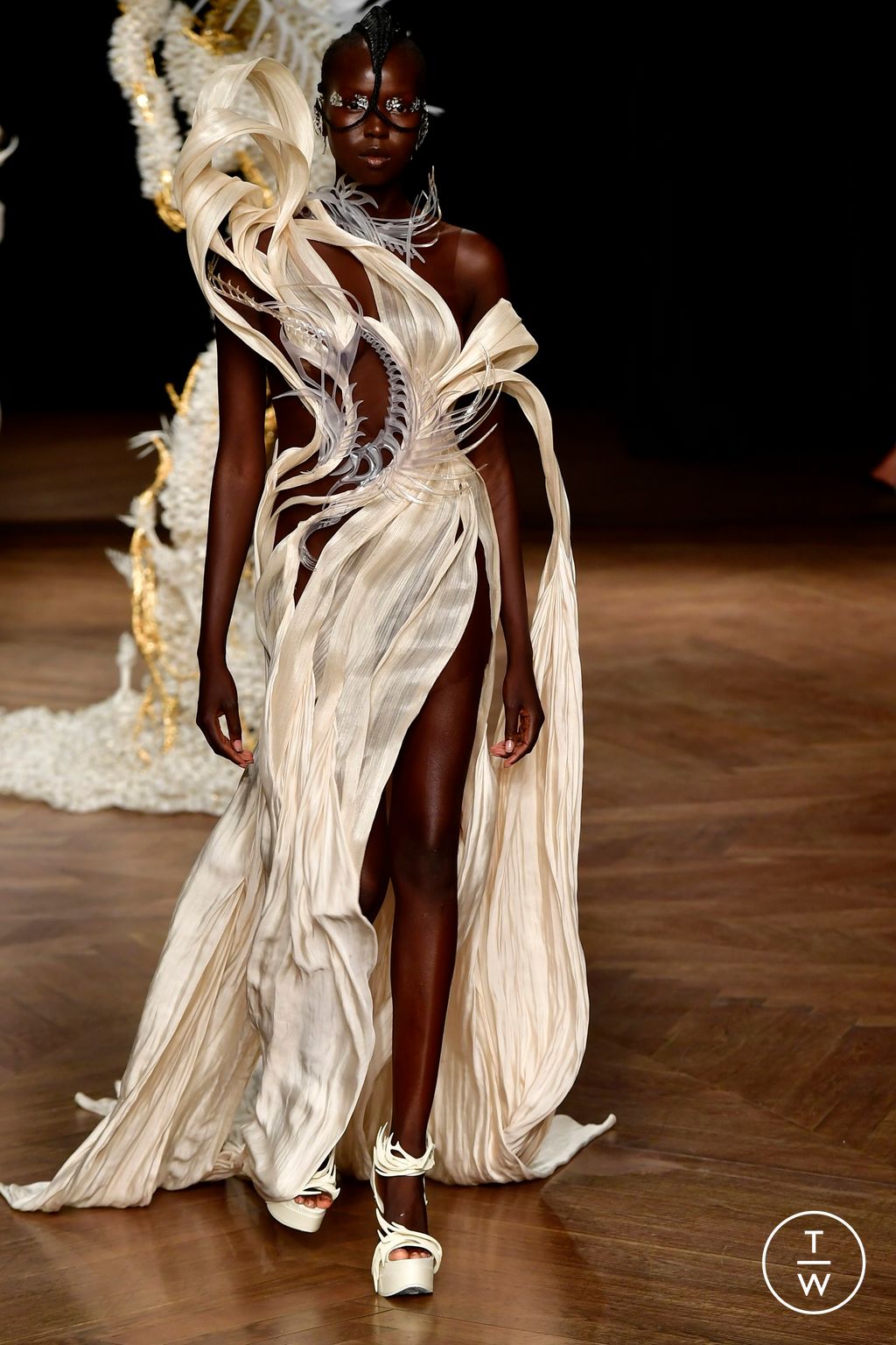 Fashion Week Paris Fall/Winter 2022 look 11 from the Iris Van Herpen collection 高级定制