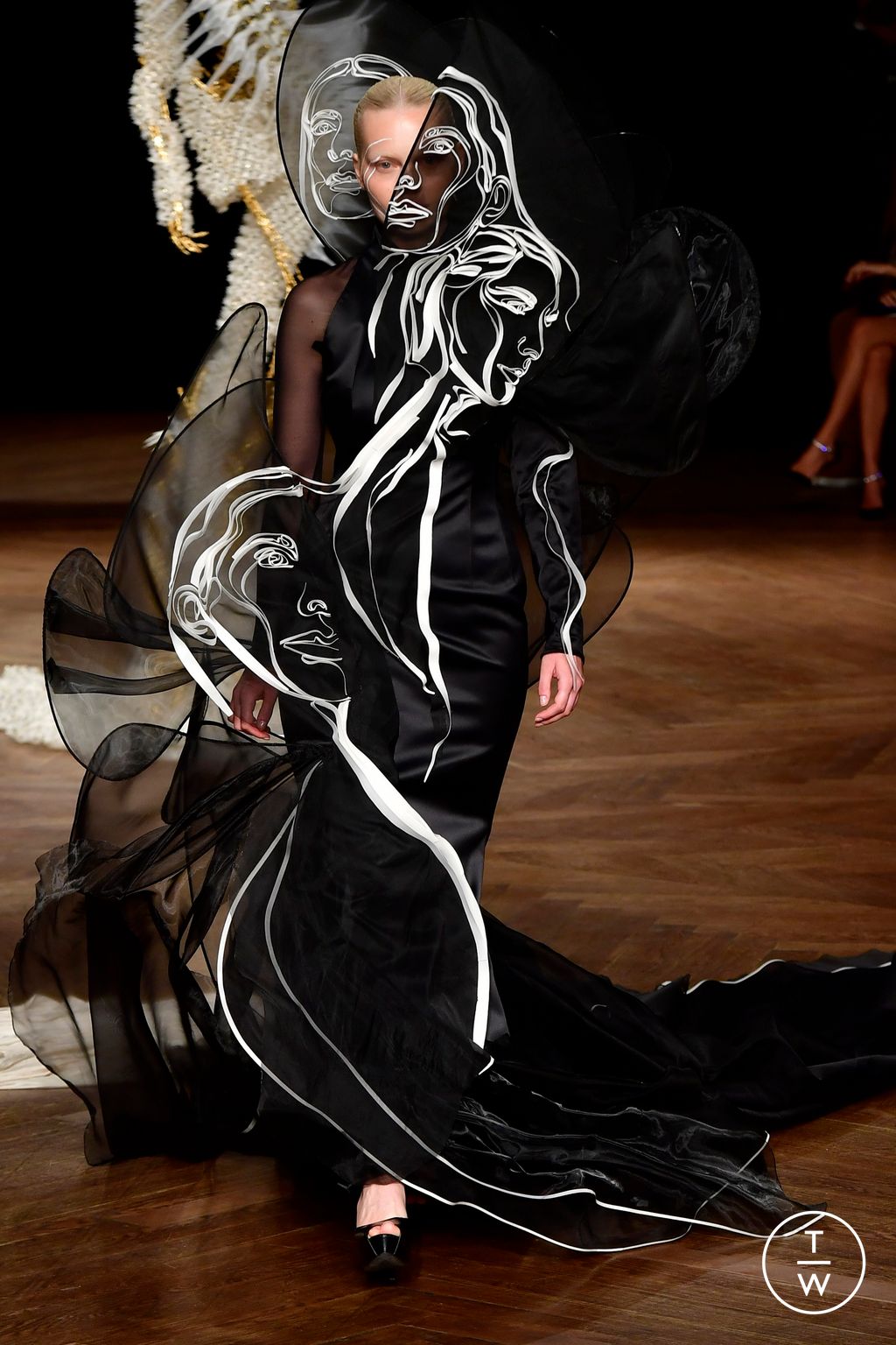 Fashion Week Paris Fall/Winter 2022 look 12 from the Iris Van Herpen collection 高级定制