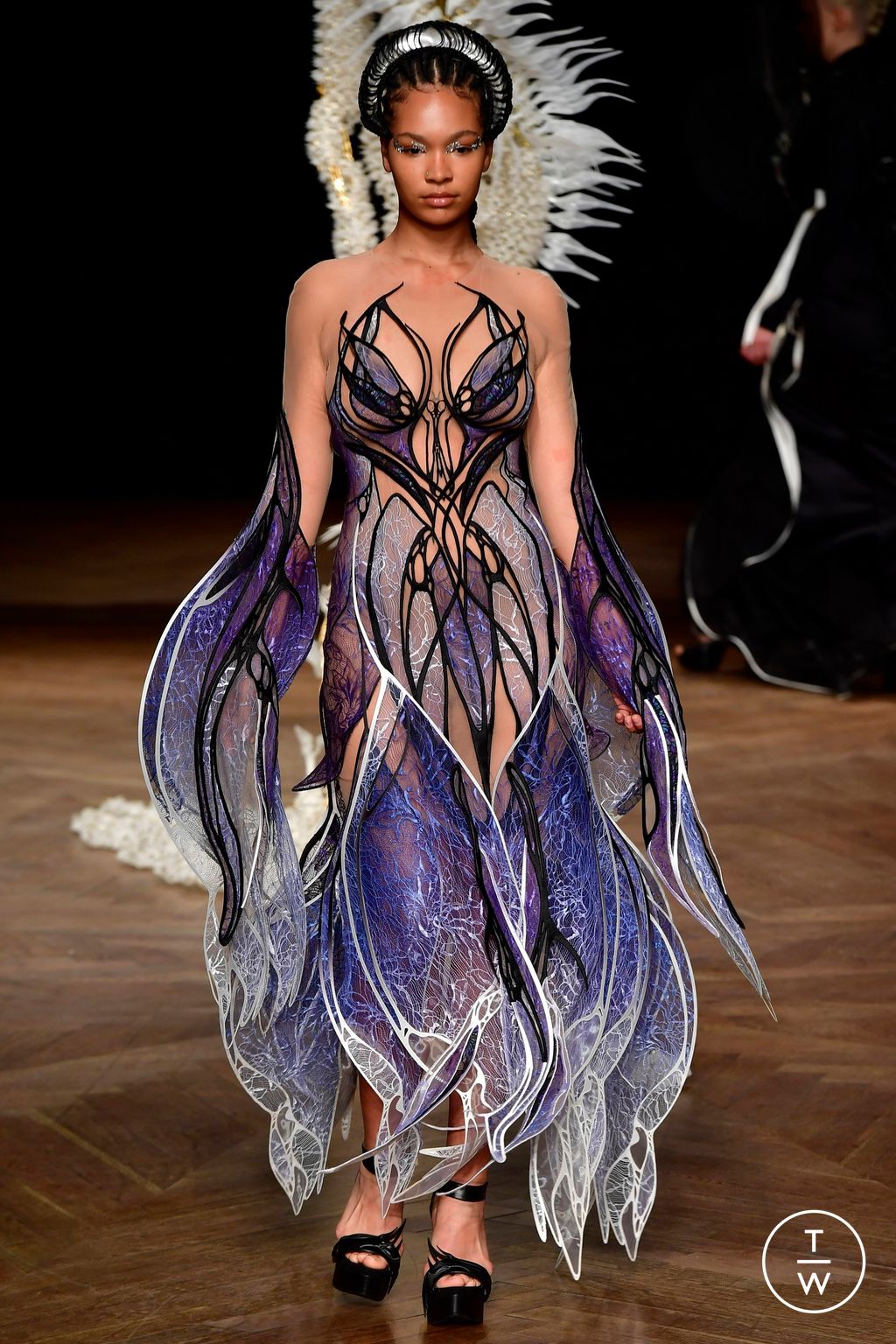 Fashion Week Paris Fall/Winter 2022 look 13 from the Iris Van Herpen collection couture
