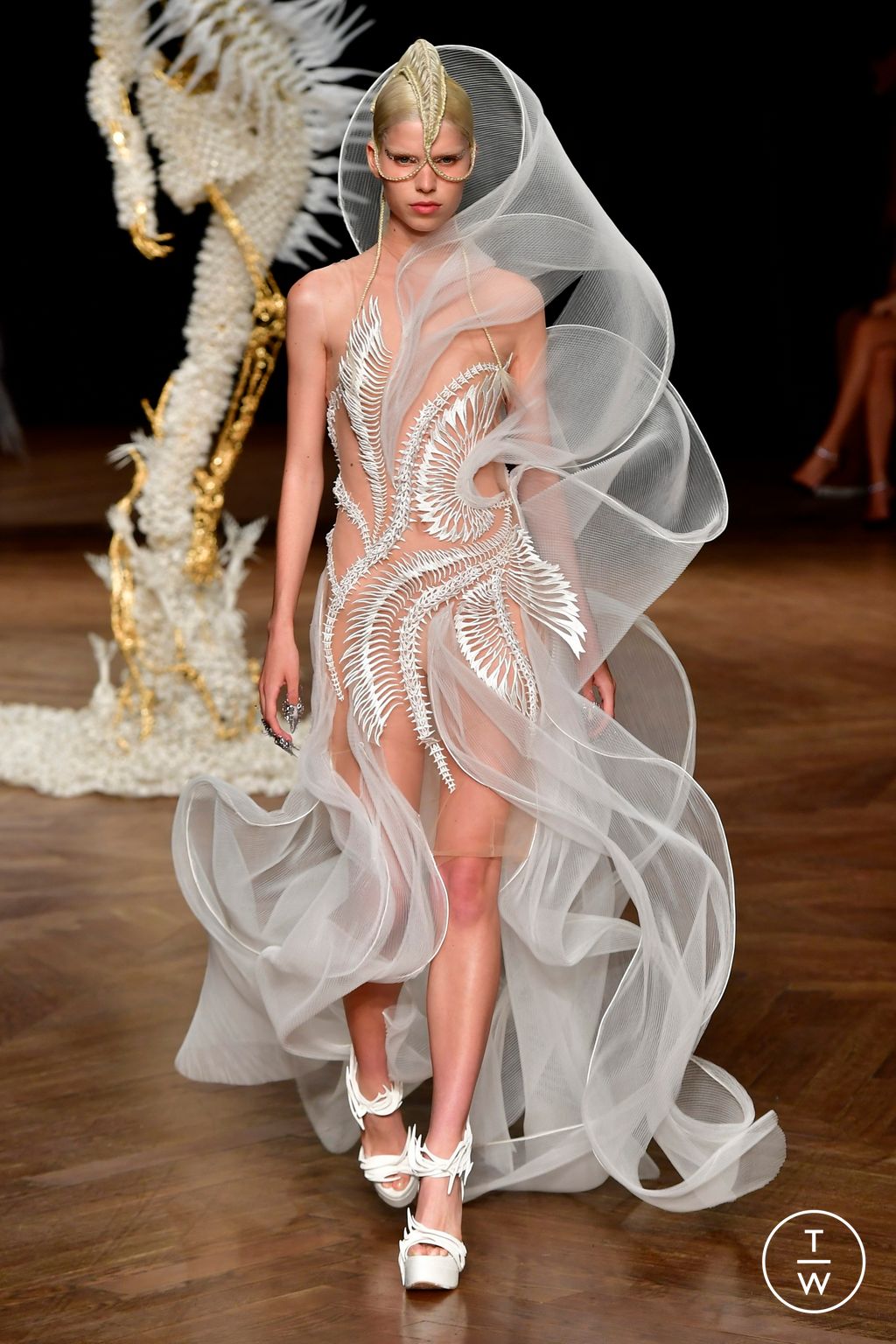 Fashion Week Paris Fall/Winter 2022 look 15 from the Iris Van Herpen collection couture
