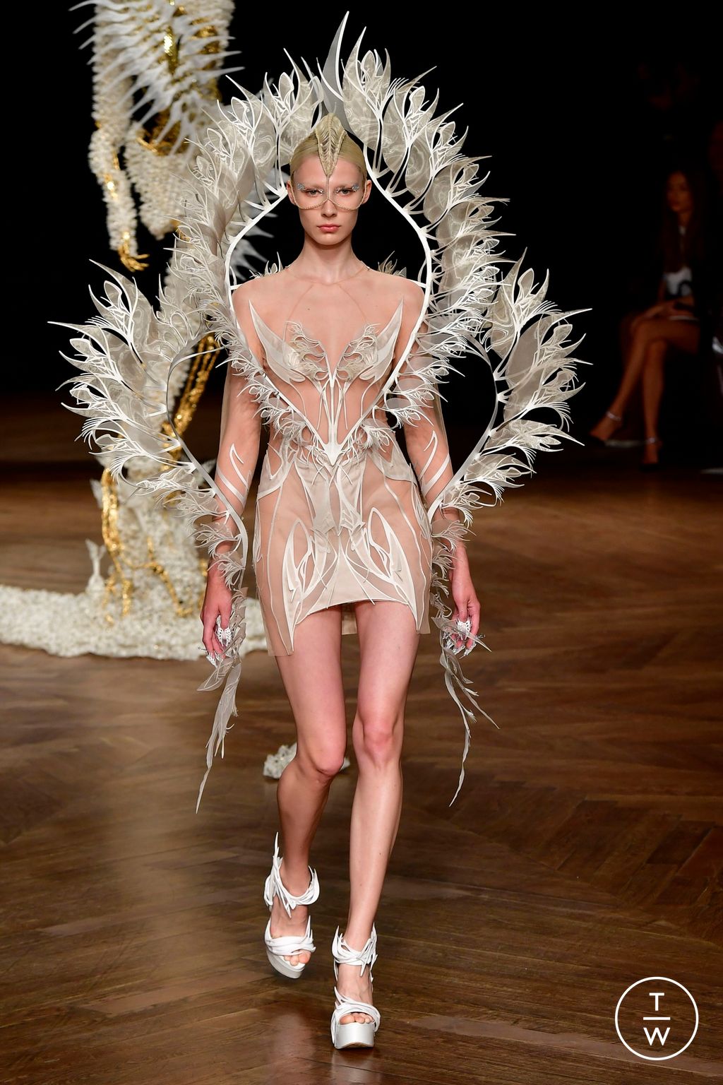 Fashion Week Paris Fall/Winter 2022 look 17 from the Iris Van Herpen collection couture