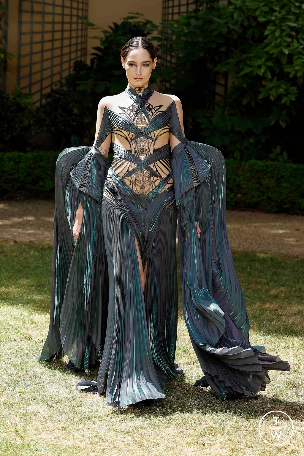 Fashion Week Paris Fall/Winter 2023 look 11 from the Iris Van Herpen collection couture