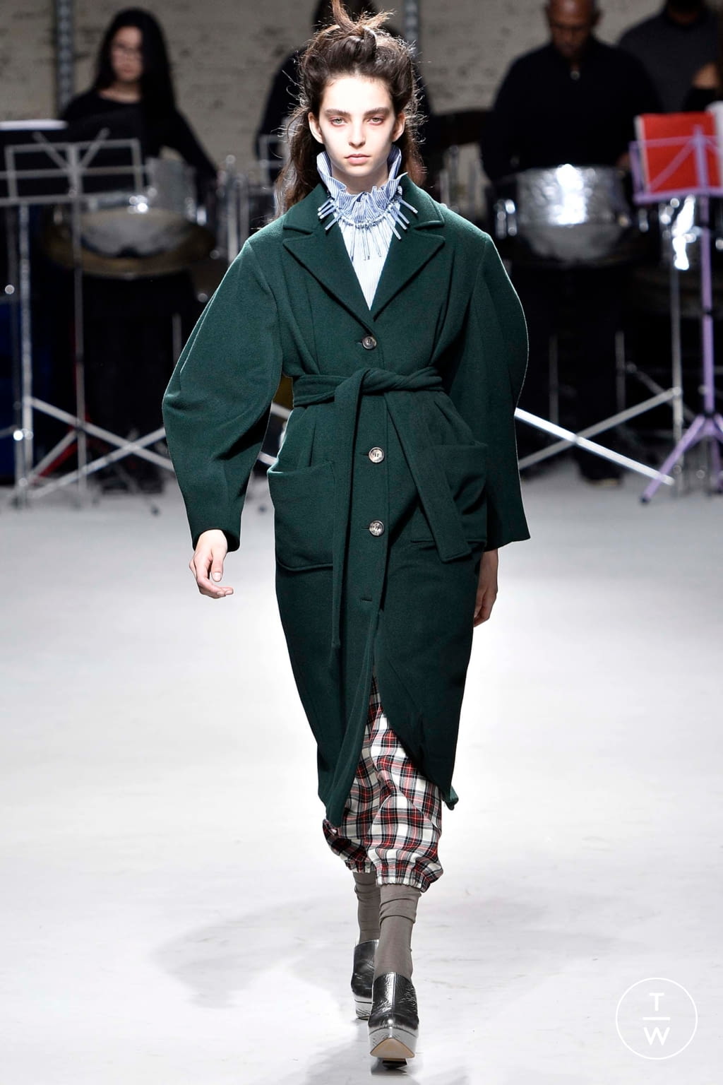Fashion Week London Fall/Winter 2018 look 2 from the Isa Arfen collection womenswear