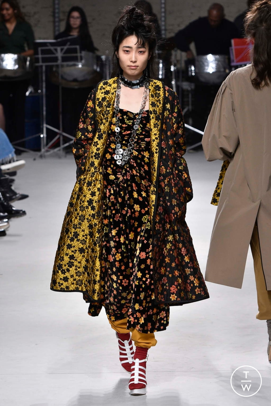 Fashion Week London Fall/Winter 2018 look 18 from the Isa Arfen collection womenswear
