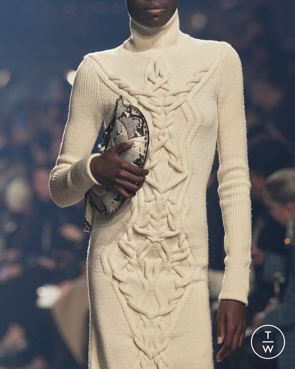 Fashion Week Paris Fall/Winter 2023 look 25 de la collection Isabel Marant womenswear accessories