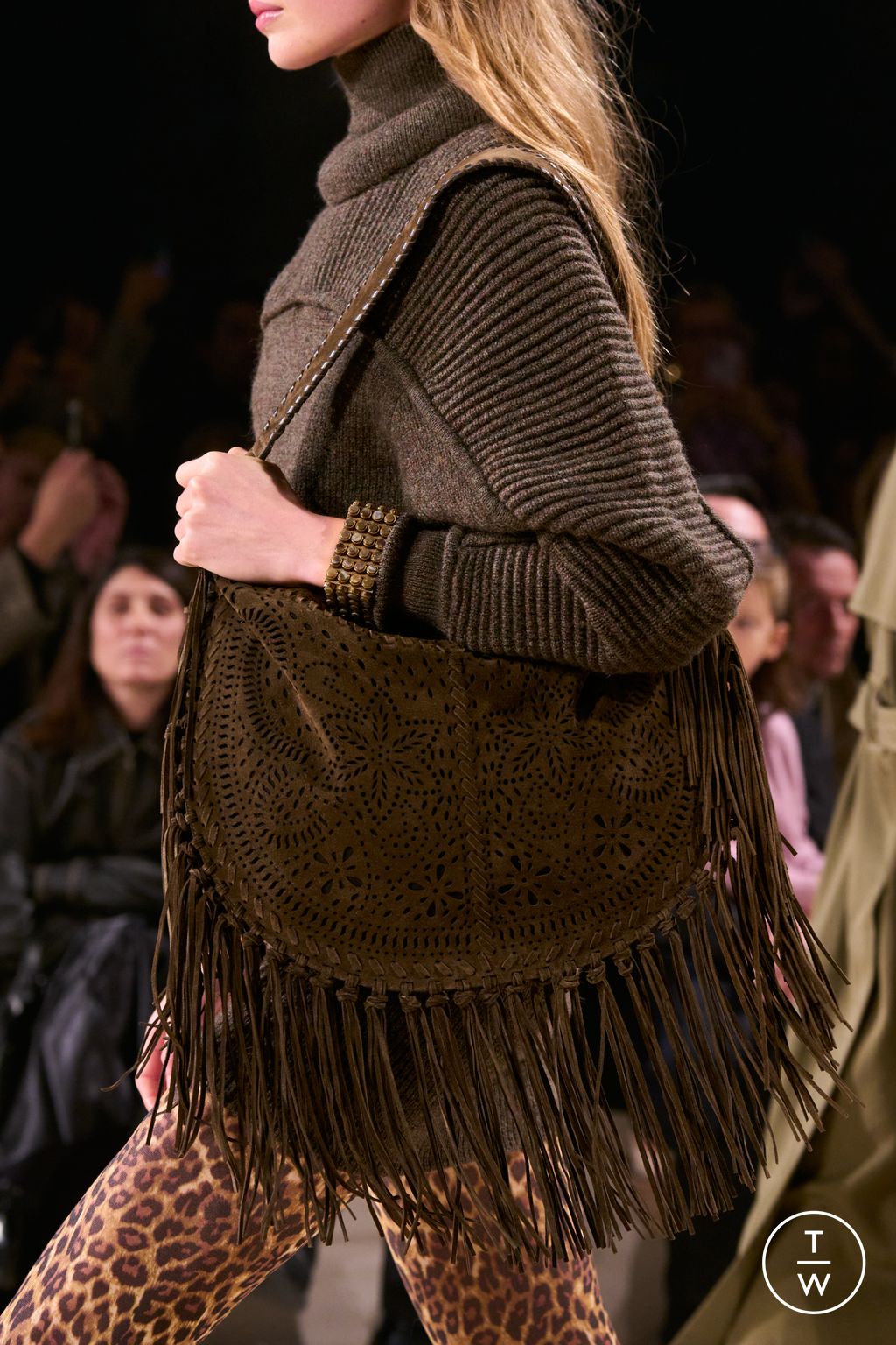 Fashion Week Paris Fall/Winter 2024 look 2 de la collection Isabel Marant womenswear accessories
