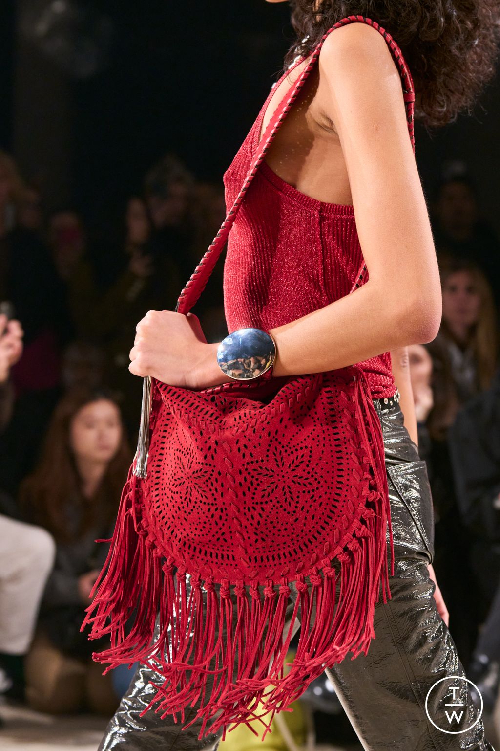 Fashion Week Paris Fall/Winter 2024 look 21 de la collection Isabel Marant womenswear accessories