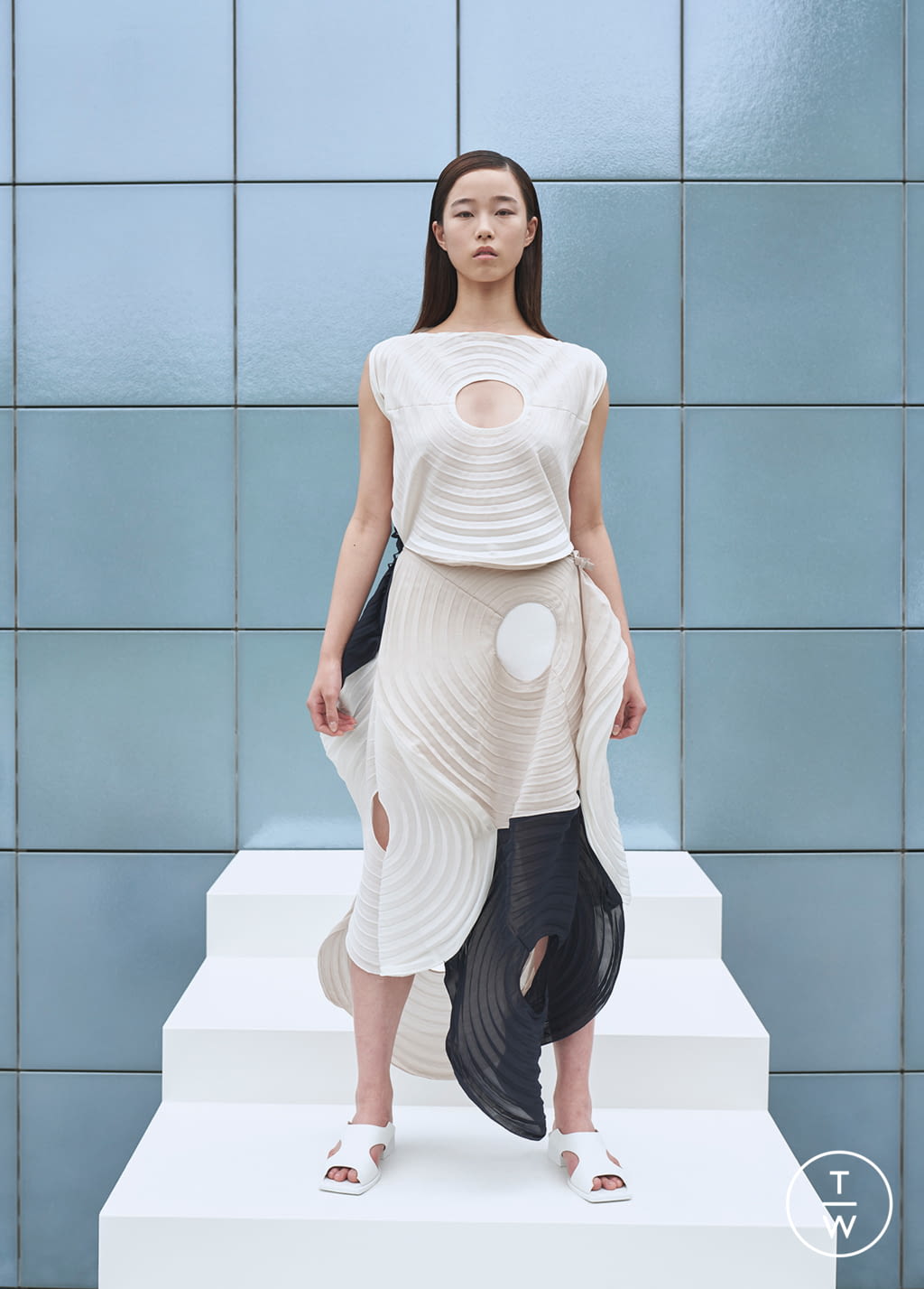 Fashion Week Paris Spring/Summer 2022 look 2 de la collection Issey Miyake womenswear