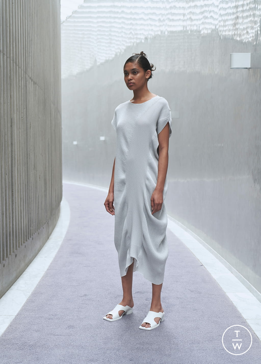 Fashion Week Paris Spring/Summer 2022 look 21 from the Issey Miyake collection 女装