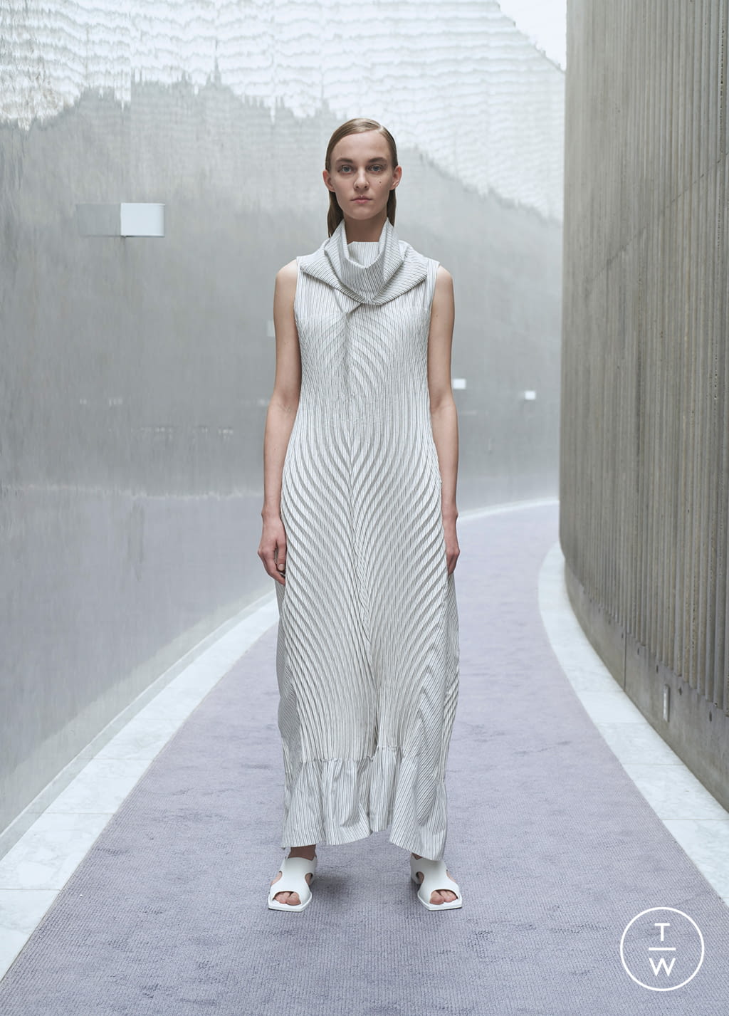 Fashion Week Paris Spring/Summer 2022 look 22 from the Issey Miyake collection womenswear