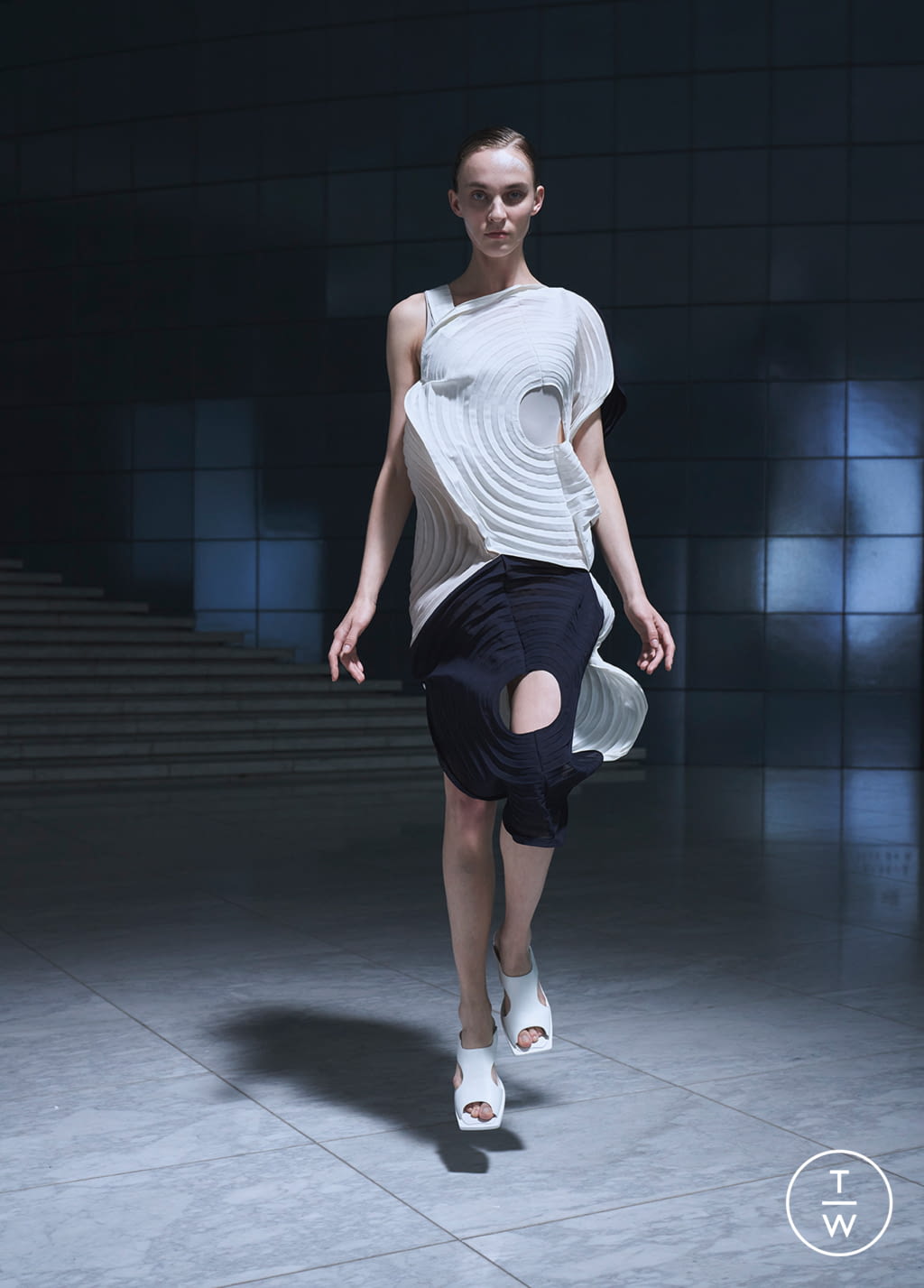 Fashion Week Paris Spring/Summer 2022 look 29 from the Issey Miyake collection womenswear