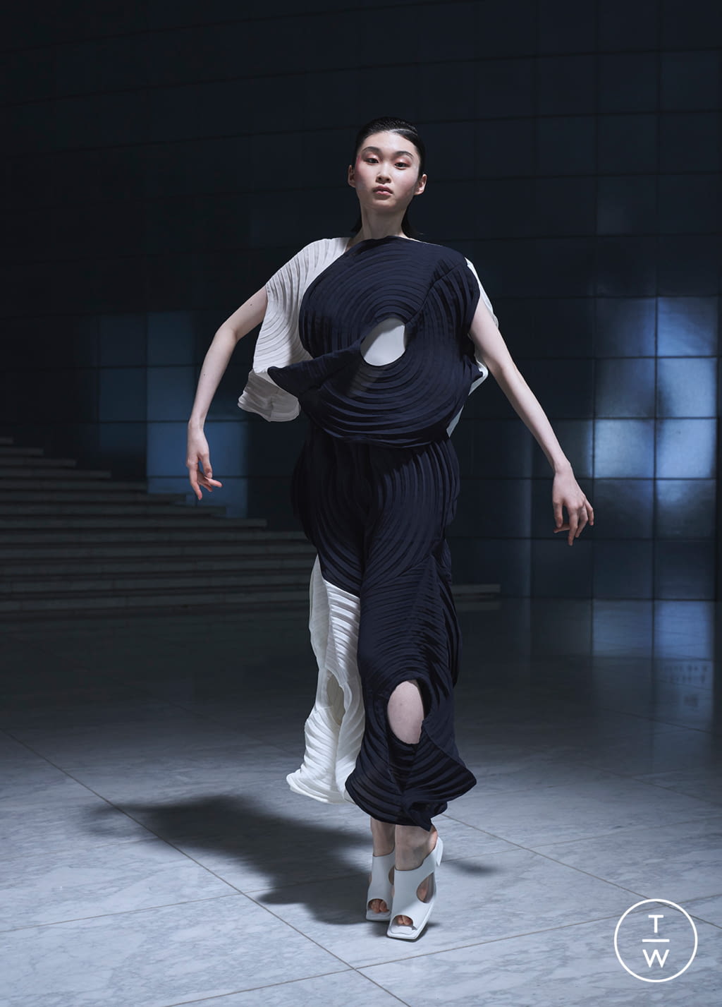 Fashion Week Paris Spring/Summer 2022 look 30 from the Issey Miyake collection 女装