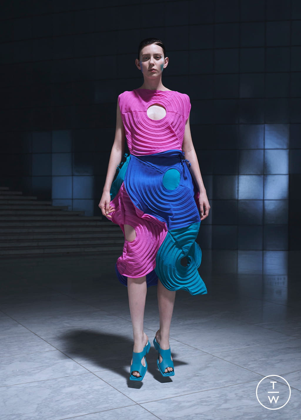 Fashion Week Paris Spring/Summer 2022 look 31 from the Issey Miyake collection womenswear