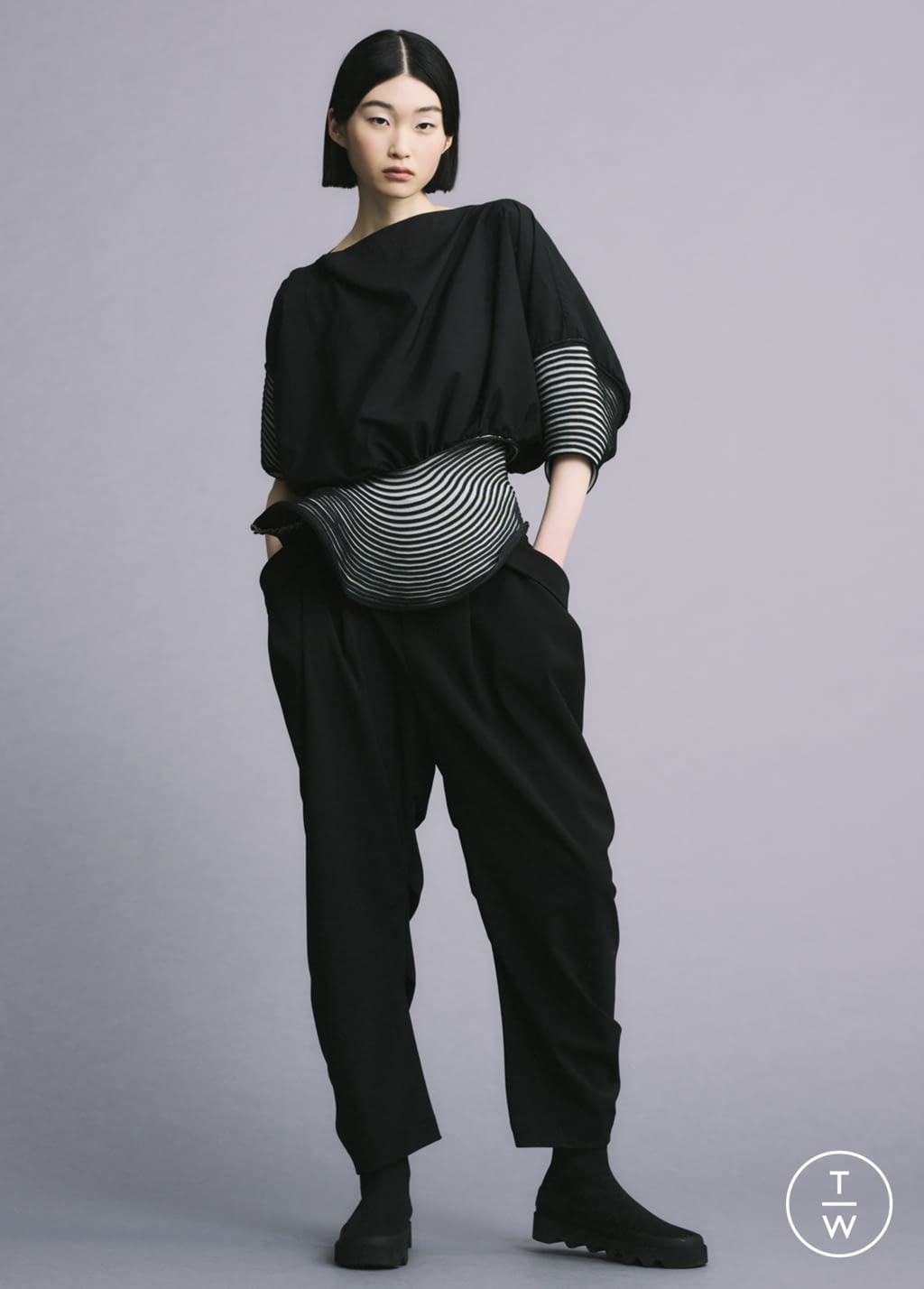 Fashion Week Paris Fall/Winter 2022 look 2 from the Issey Miyake collection womenswear