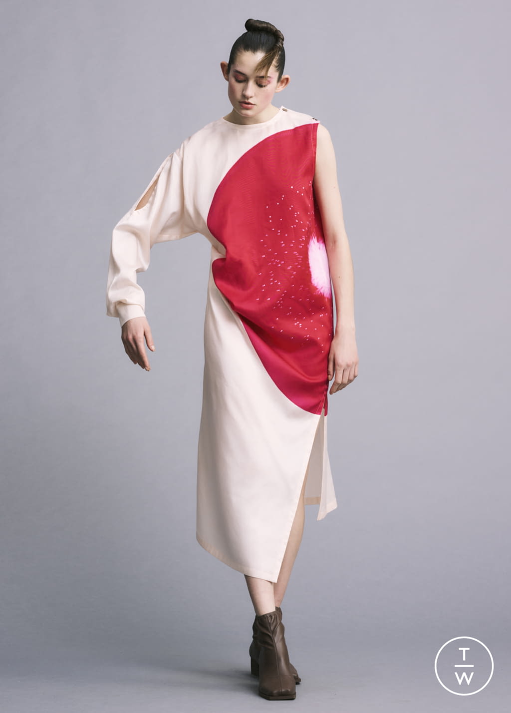 Fashion Week Paris Fall/Winter 2022 look 23 from the Issey Miyake collection womenswear