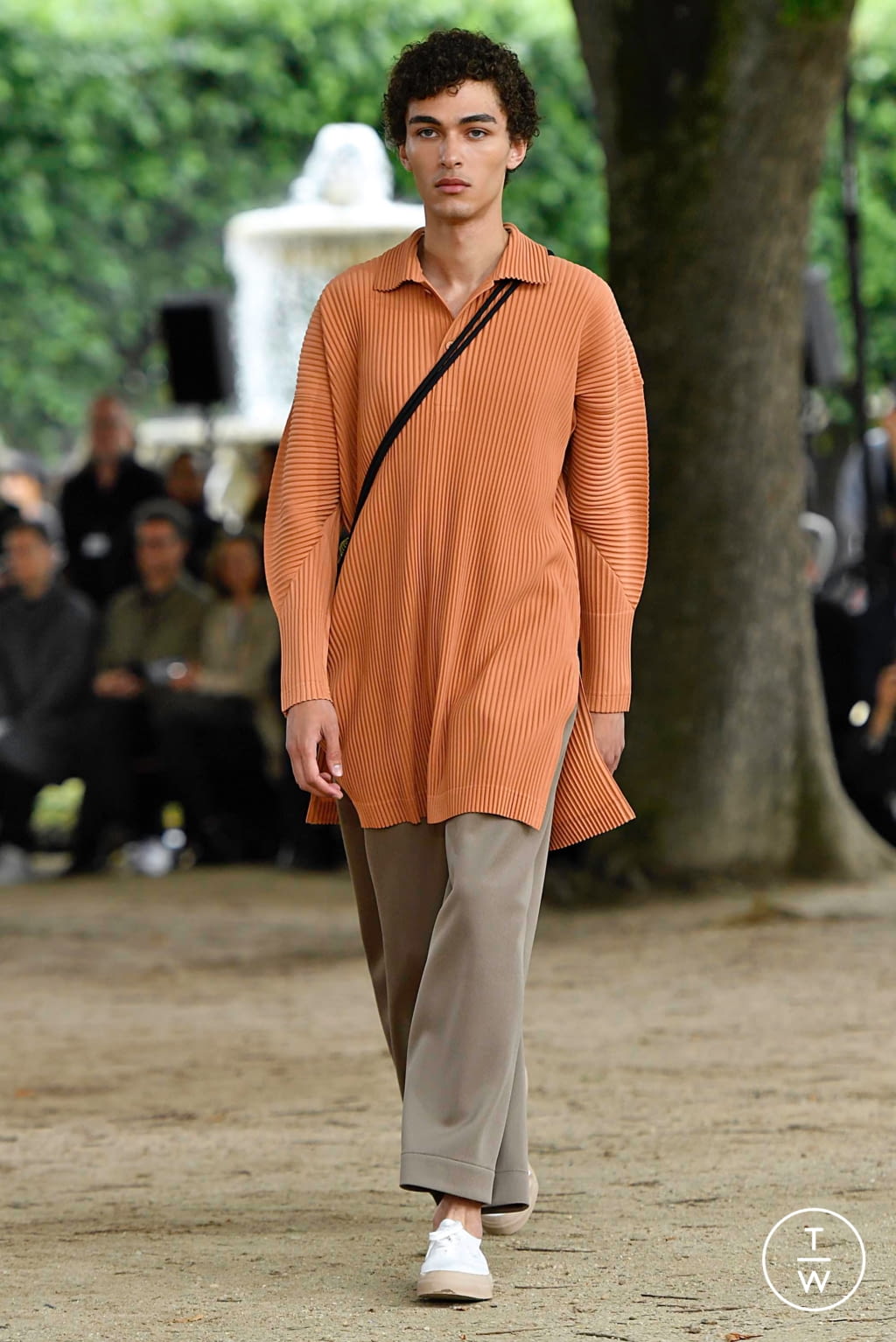 Fashion Week Paris Spring/Summer 2020 look 4 from the Issey Miyake Men collection 男装