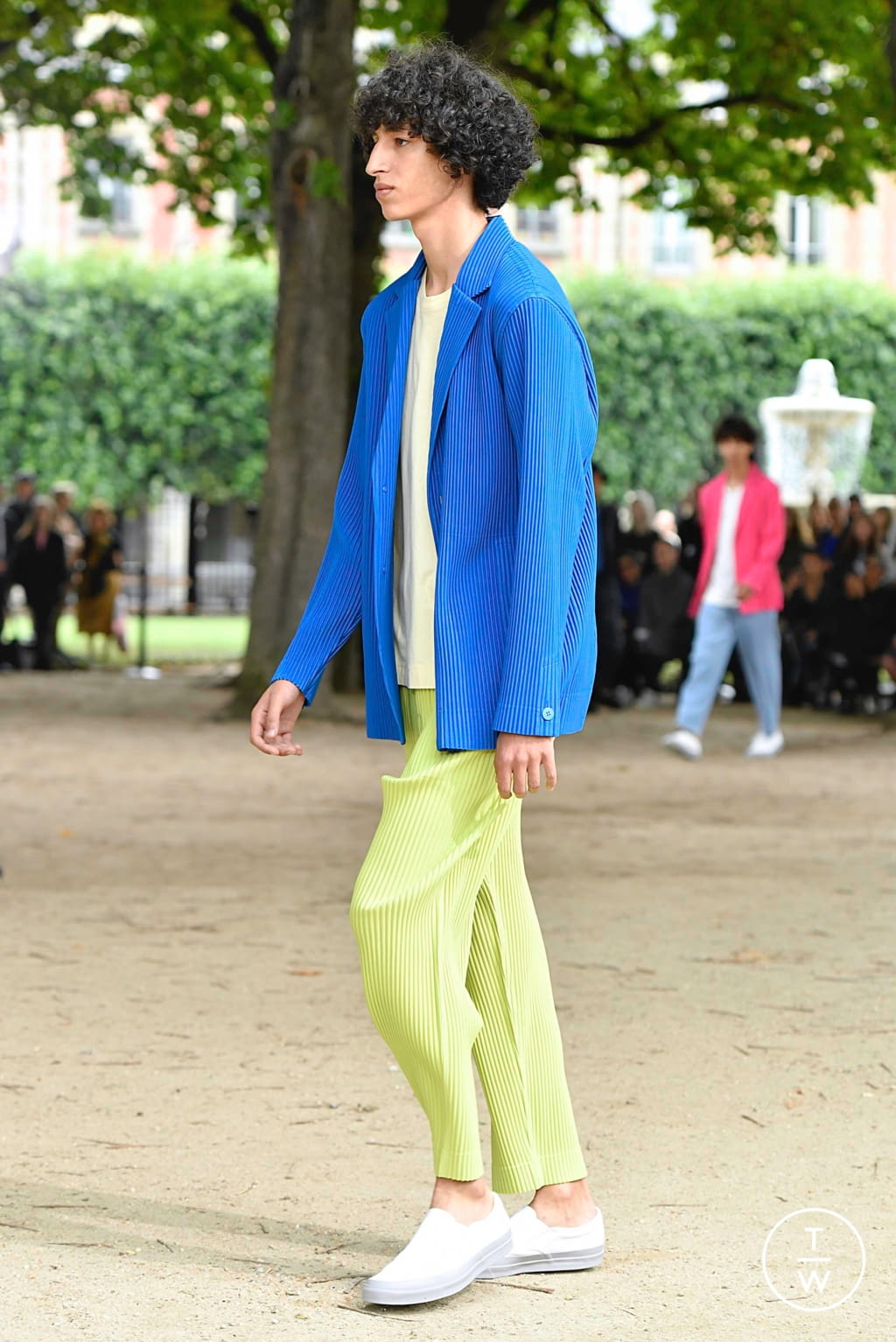 Fashion Week Paris Spring/Summer 2020 look 11 from the Issey Miyake Men collection 男装