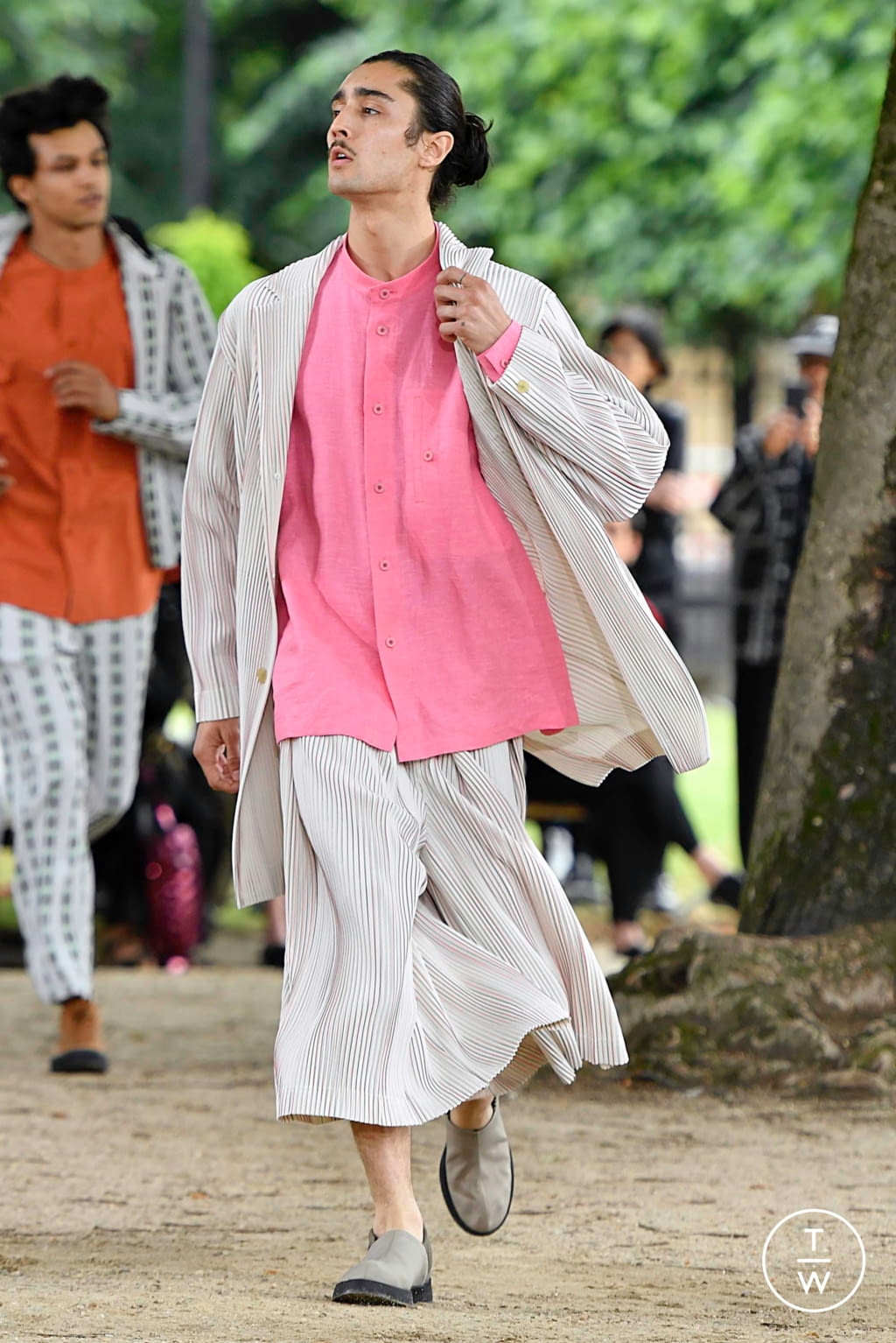 Fashion Week Paris Spring/Summer 2020 look 17 from the Issey Miyake Men collection 男装