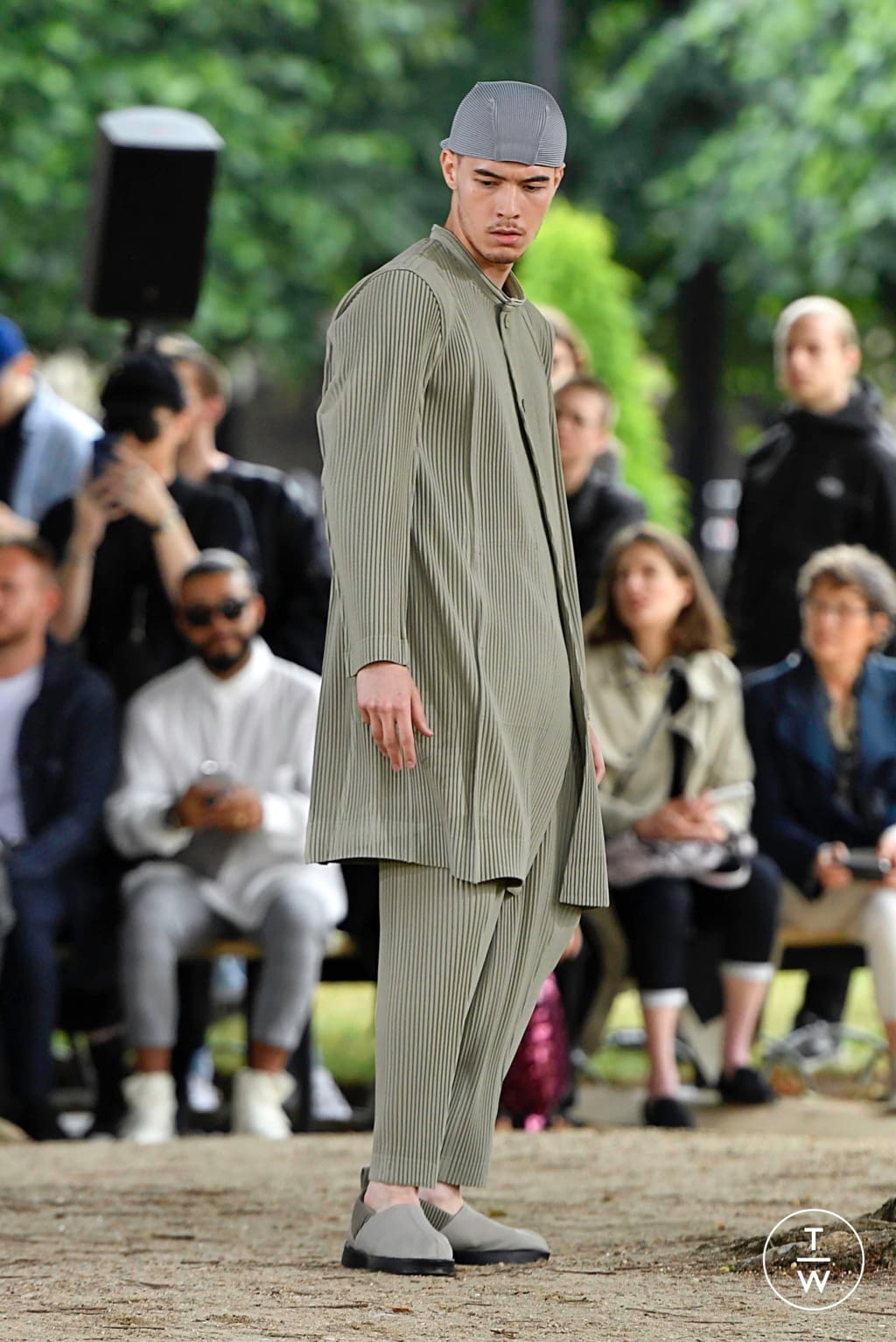 Fashion Week Paris Spring/Summer 2020 look 23 from the Issey Miyake Men collection menswear