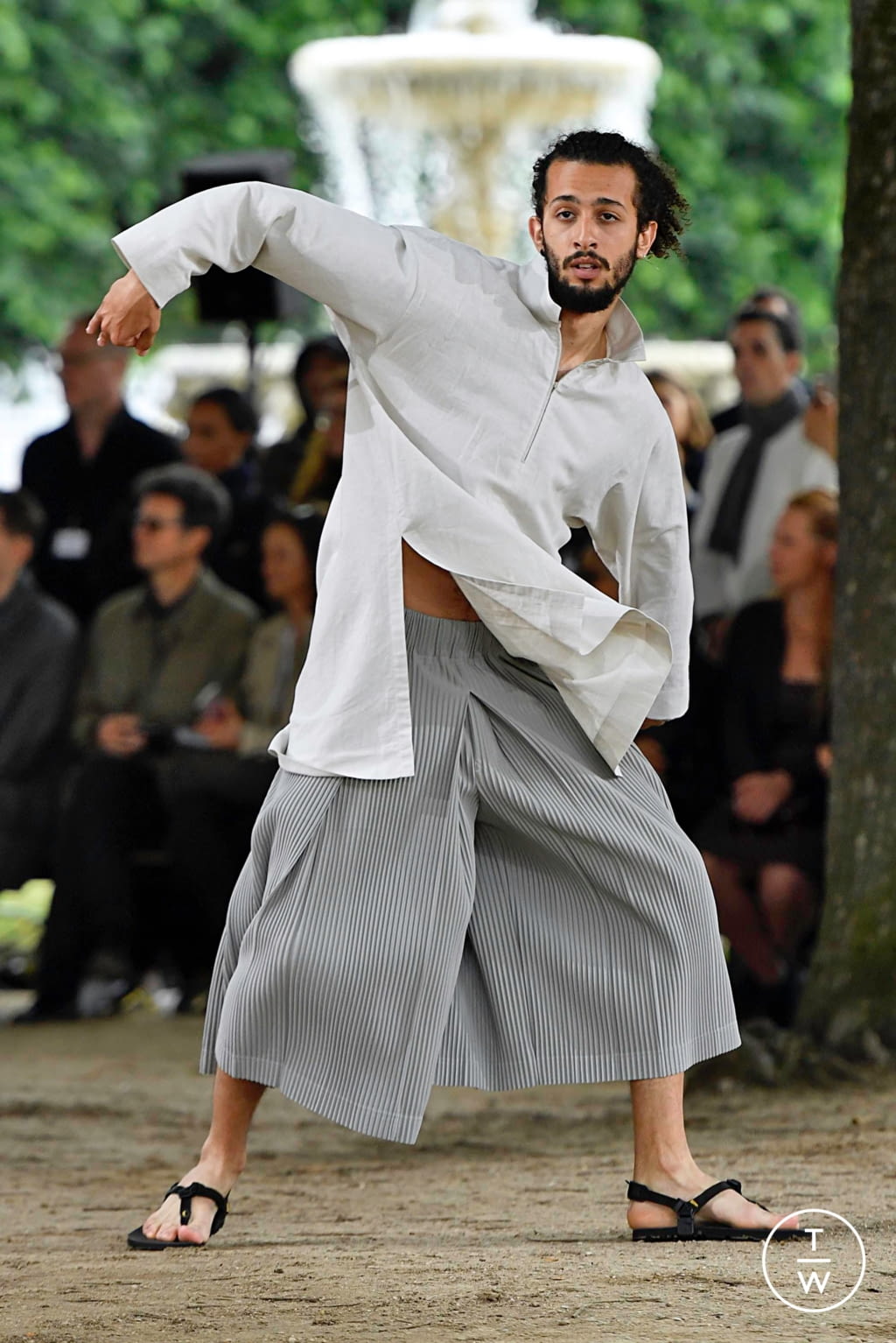 Fashion Week Paris Spring/Summer 2020 look 26 from the Issey Miyake Men collection menswear