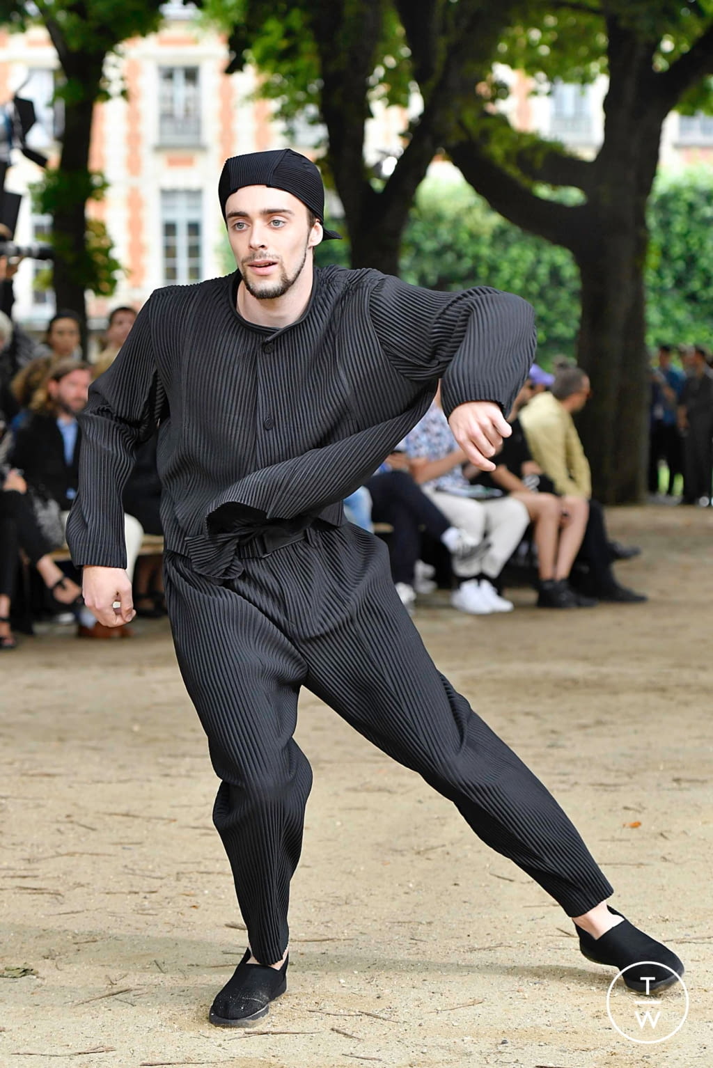Fashion Week Paris Spring/Summer 2020 look 27 from the Issey Miyake Men collection 男装