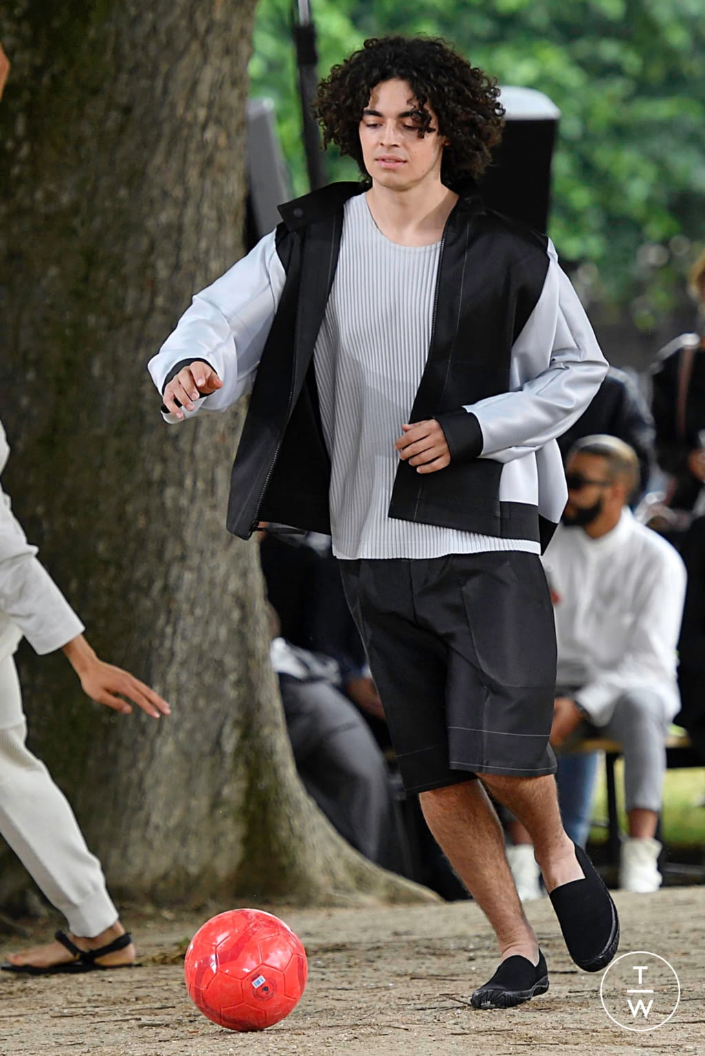 Fashion Week Paris Spring/Summer 2020 look 29 from the Issey Miyake Men collection menswear