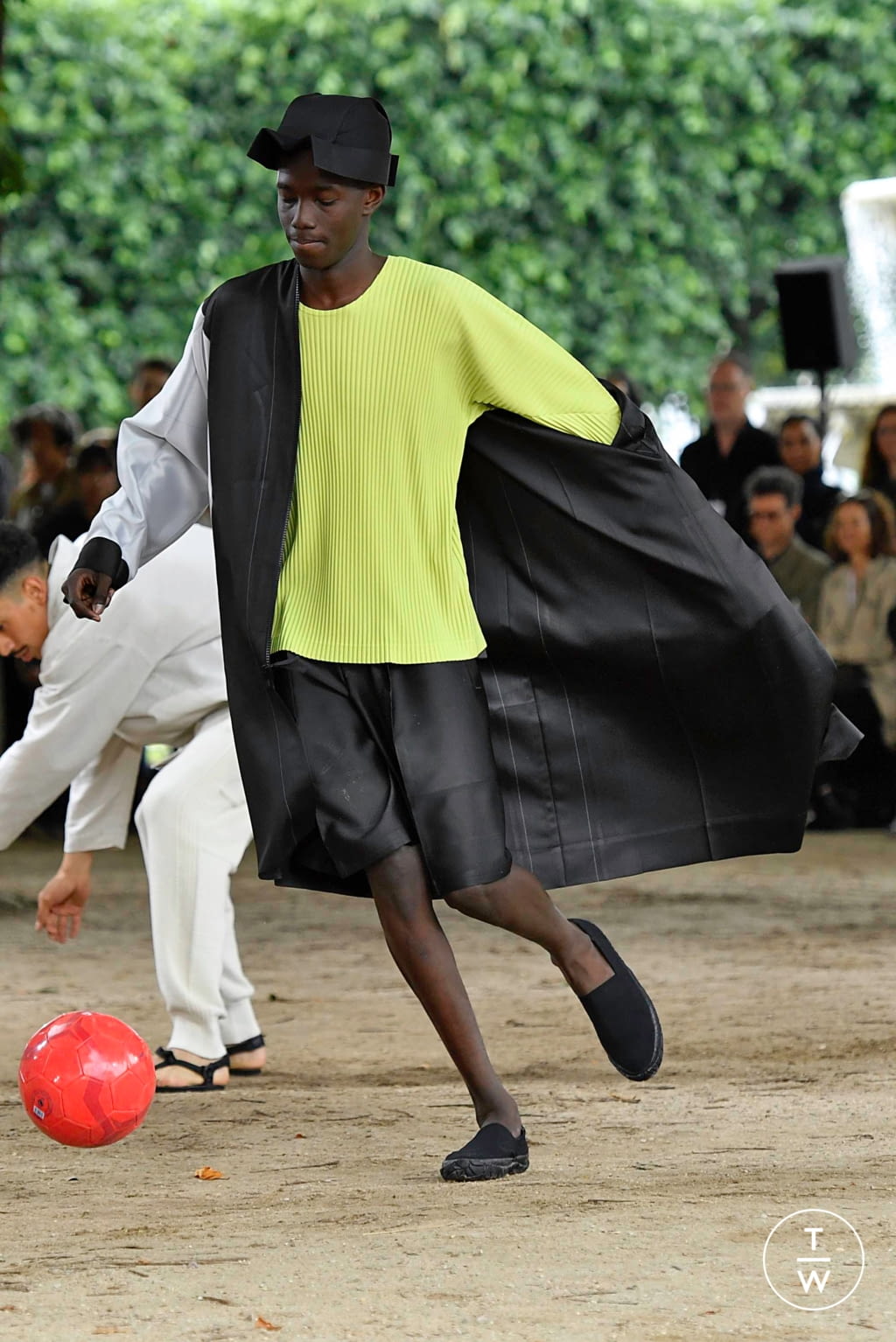 Fashion Week Paris Spring/Summer 2020 look 28 from the Issey Miyake Men collection menswear