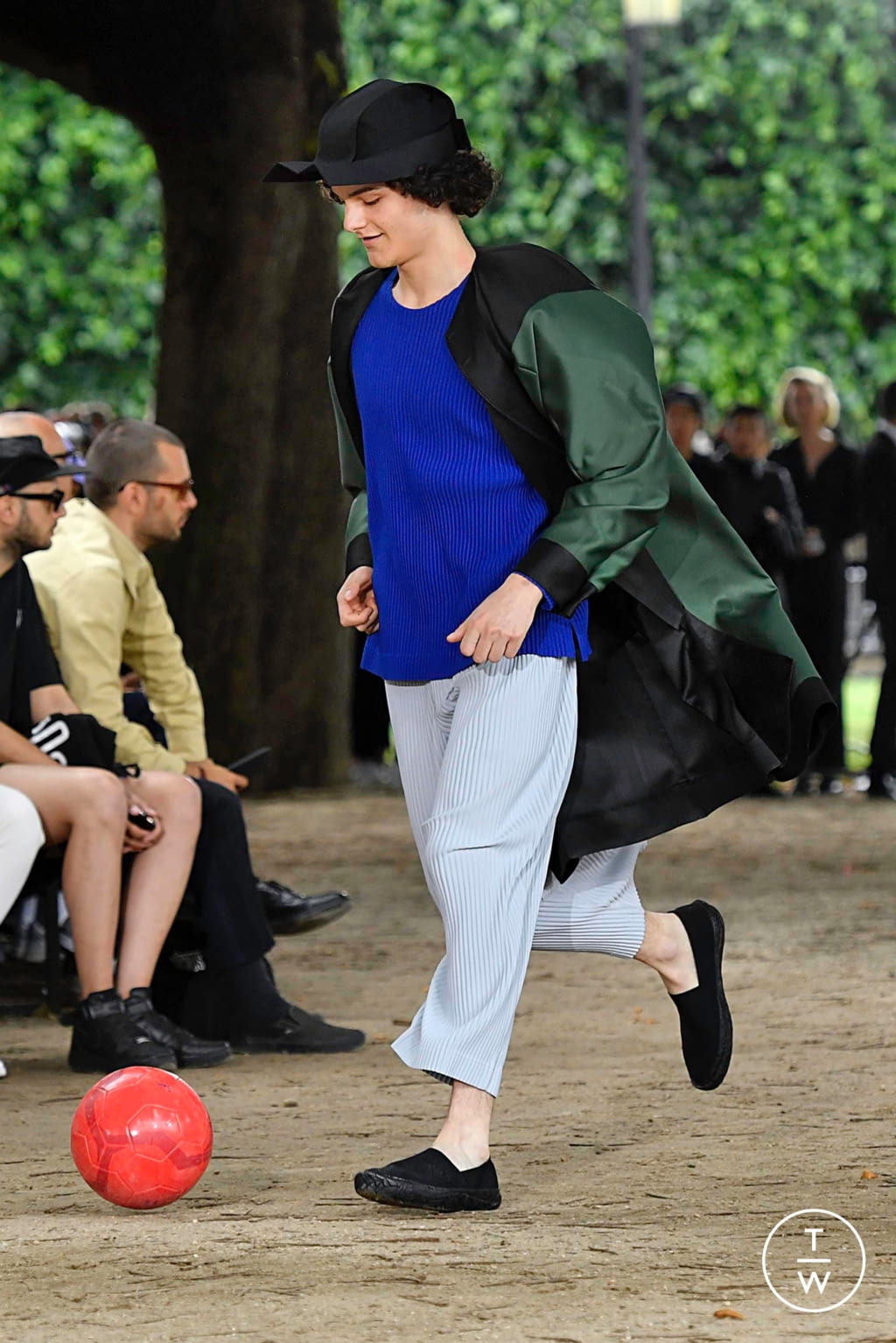 Fashion Week Paris Spring/Summer 2020 look 30 from the Issey Miyake Men collection menswear