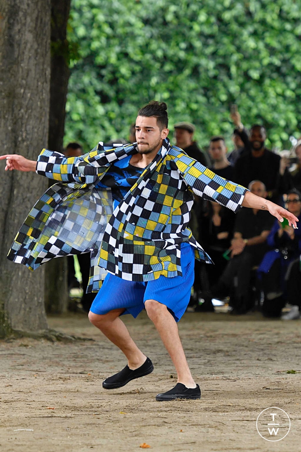 Fashion Week Paris Spring/Summer 2020 look 33 from the Issey Miyake Men collection 男装