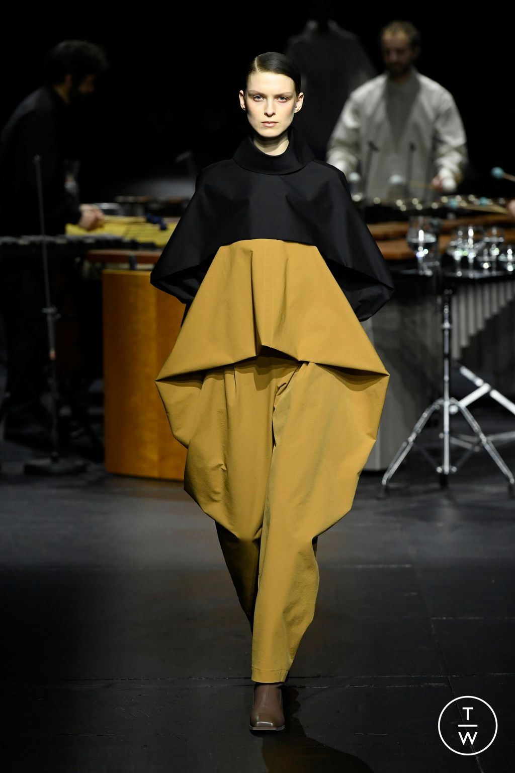 Fashion Week Paris Fall/Winter 2023 look 1 de la collection Issey Miyake womenswear