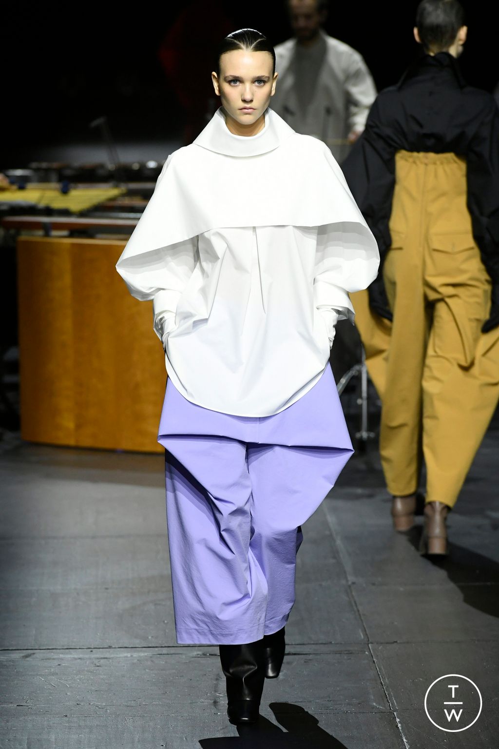 Fashion Week Paris Fall/Winter 2023 look 2 from the Issey Miyake collection womenswear