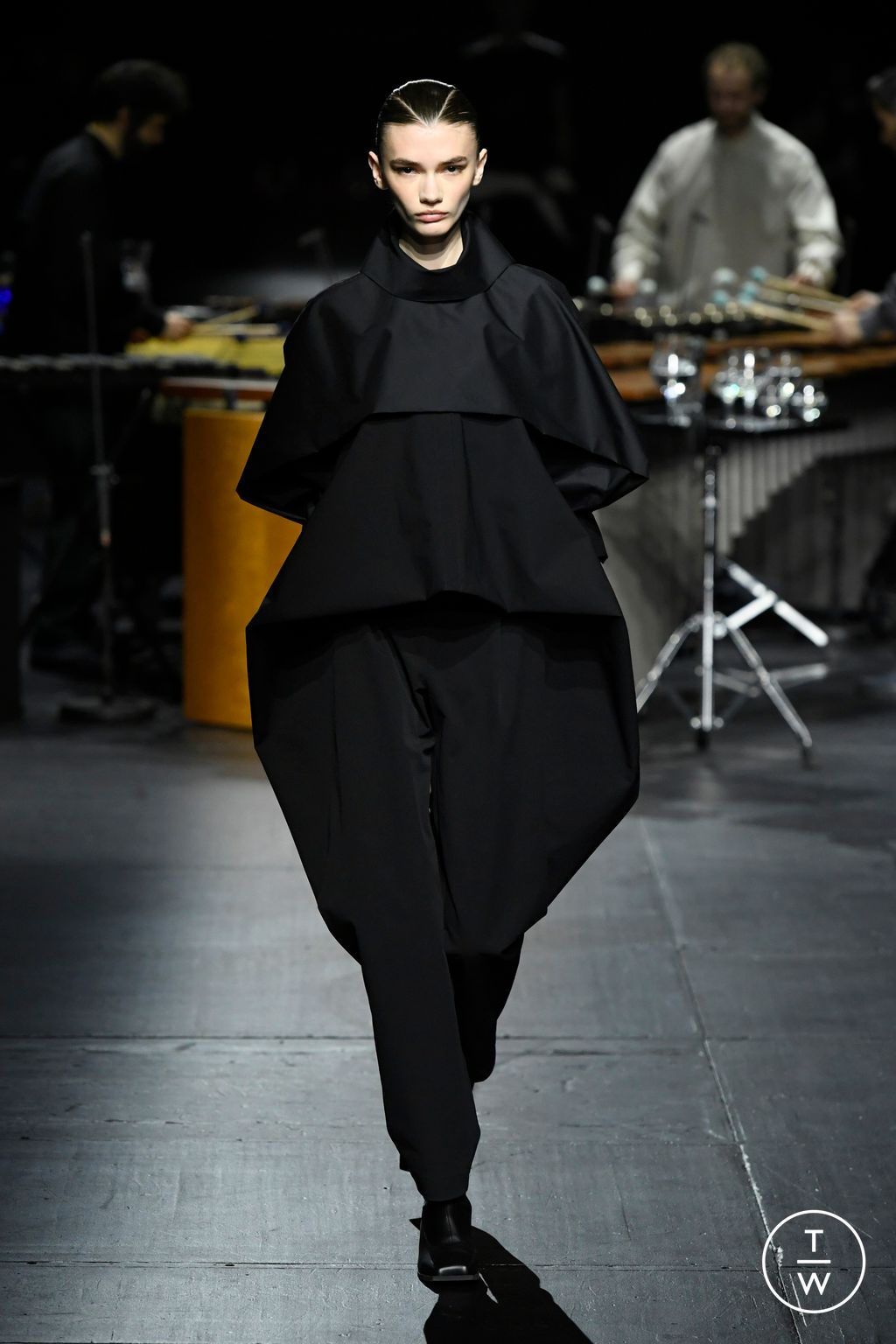 Fashion Week Paris Fall/Winter 2023 look 4 from the Issey Miyake collection womenswear