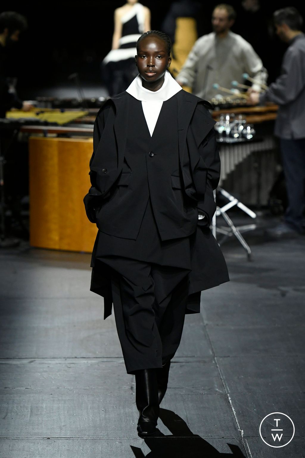 Fashion Week Paris Fall/Winter 2023 look 6 from the Issey Miyake collection 女装