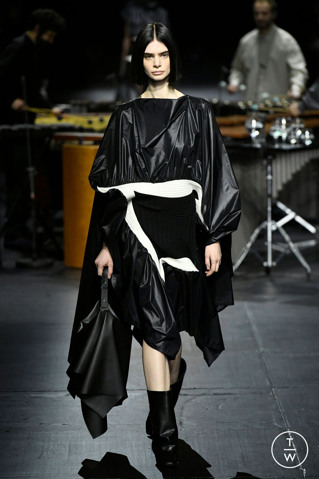 Fashion Week Paris Fall/Winter 2023 look 8 from the Issey Miyake collection womenswear