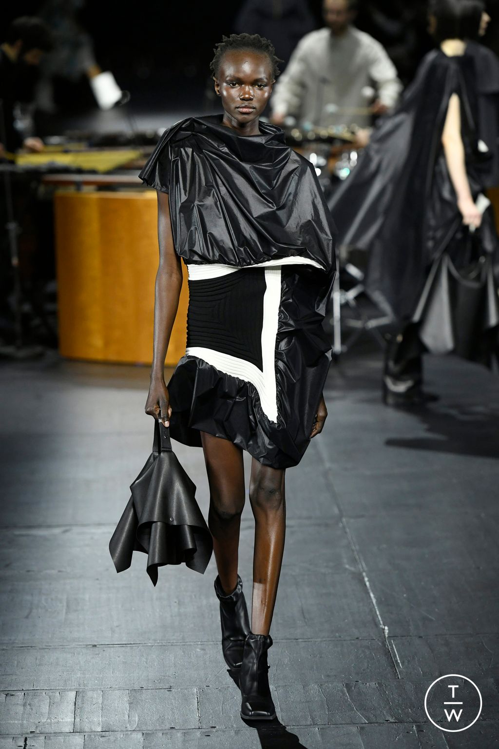 Fashion Week Paris Fall/Winter 2023 look 9 from the Issey Miyake collection womenswear