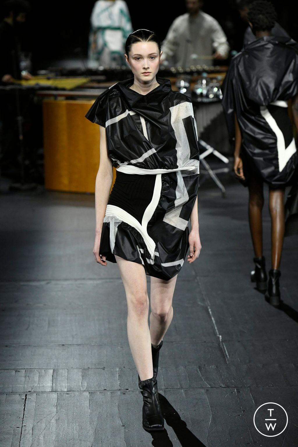 Fashion Week Paris Fall/Winter 2023 look 10 from the Issey Miyake collection womenswear