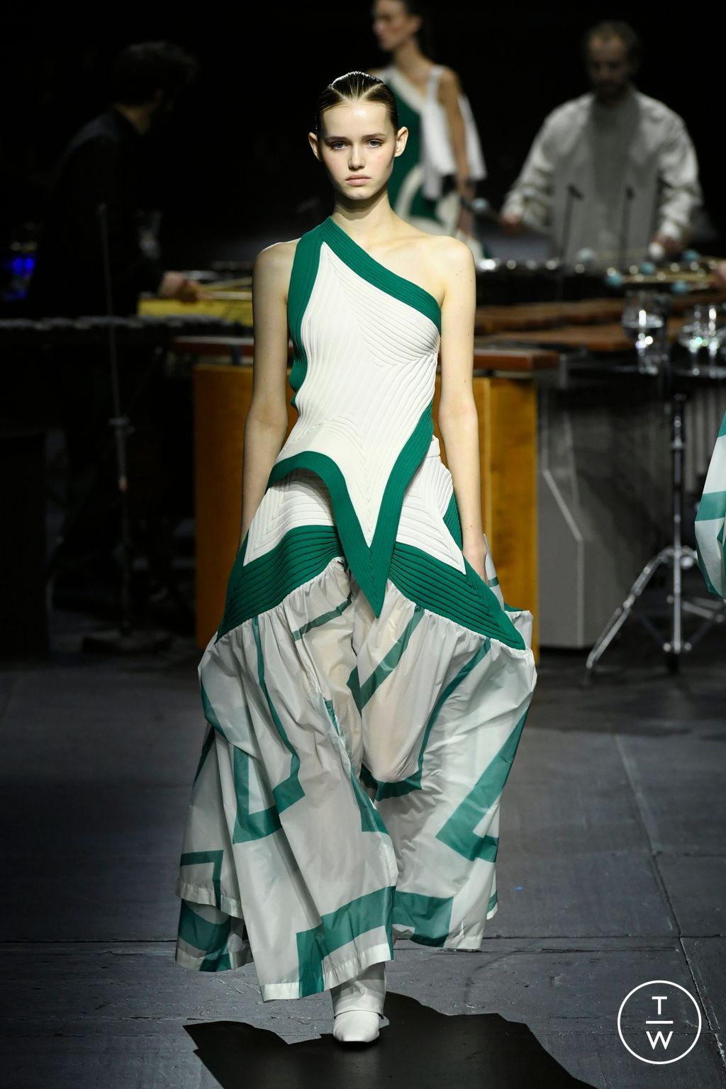 Fashion Week Paris Fall/Winter 2023 look 12 from the Issey Miyake collection womenswear