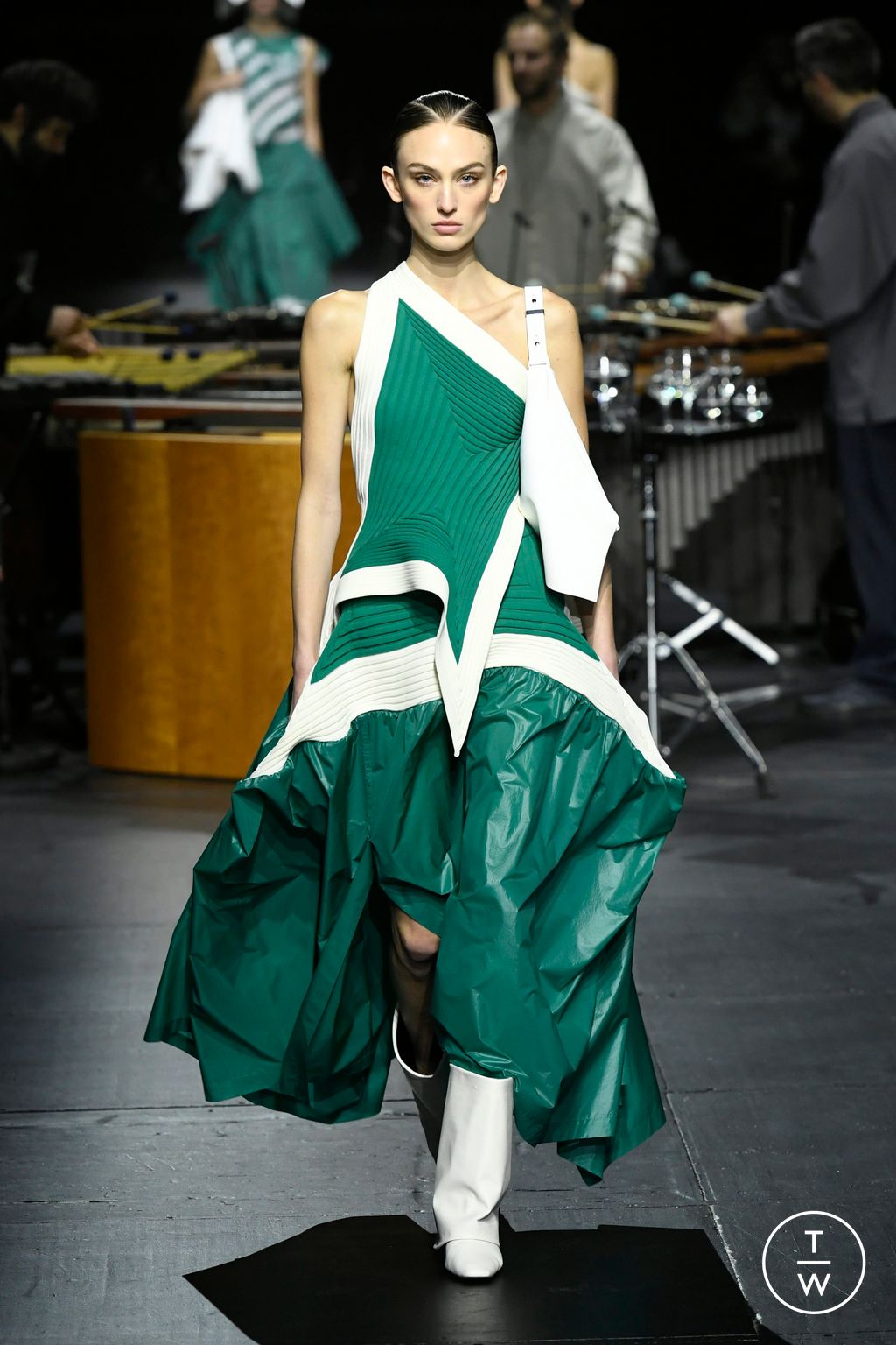 Fashion Week Paris Fall/Winter 2023 look 13 from the Issey Miyake collection womenswear
