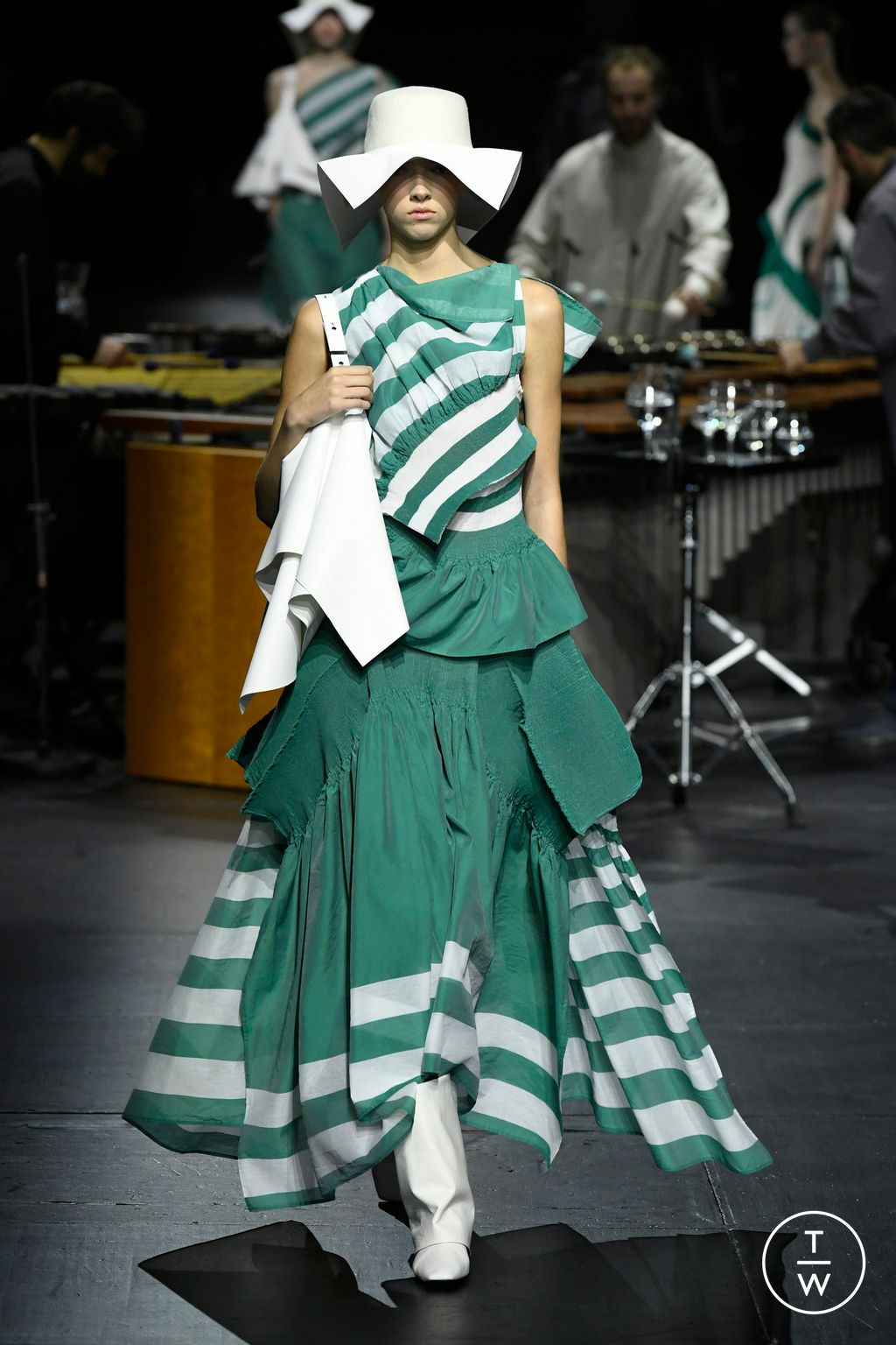 Fashion Week Paris Fall/Winter 2023 look 14 de la collection Issey Miyake womenswear