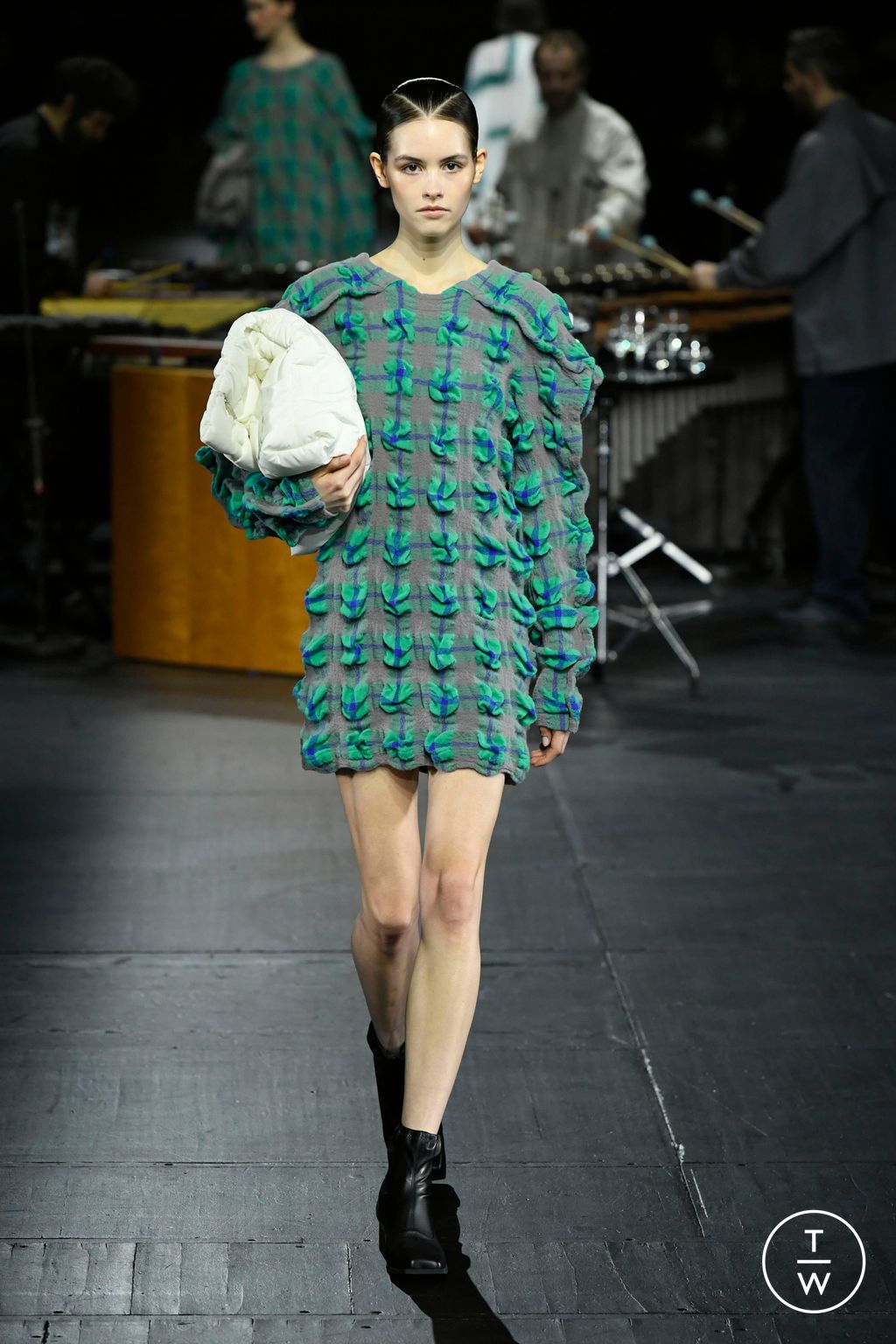 Fashion Week Paris Fall/Winter 2023 look 16 from the Issey Miyake collection womenswear